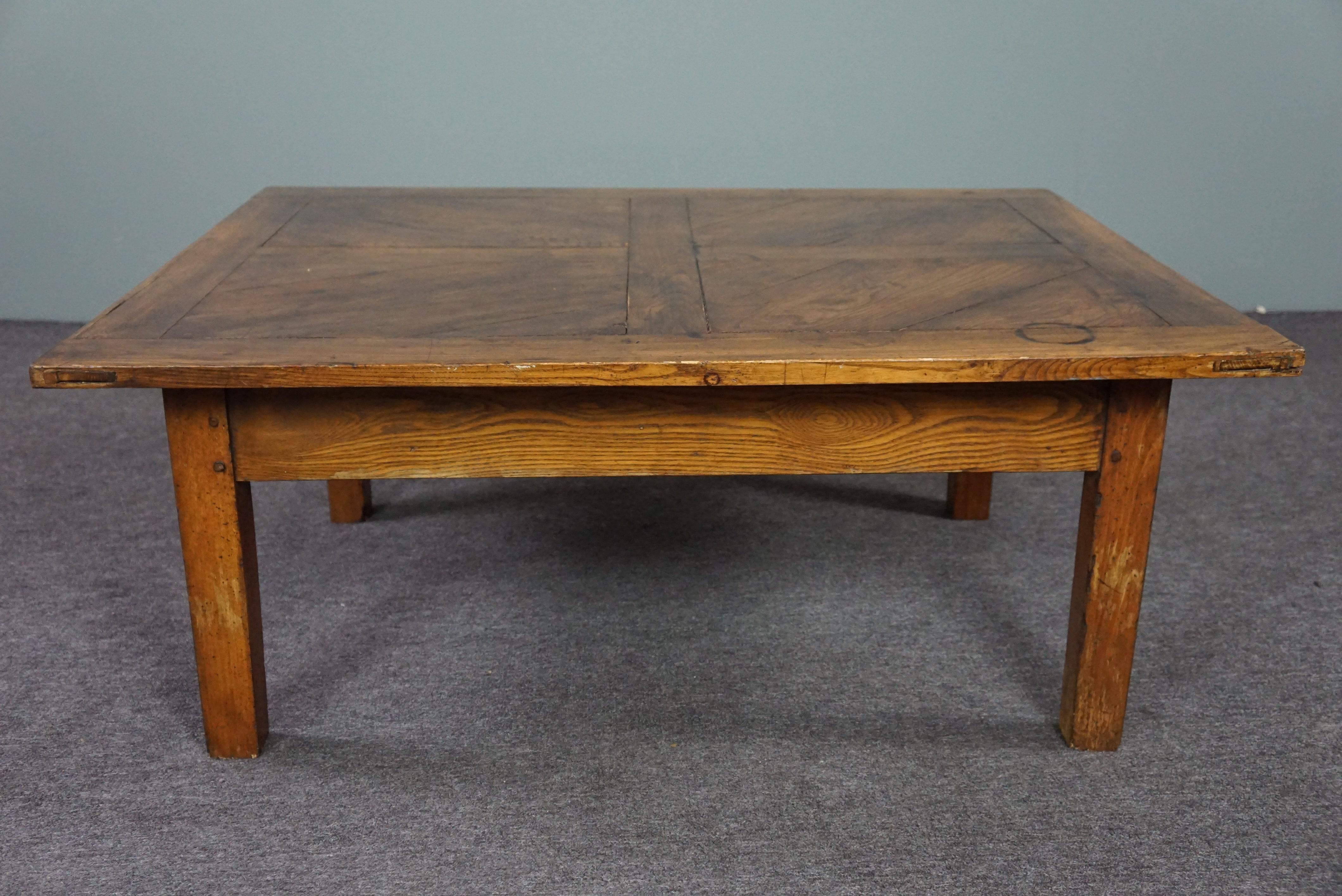 Striking antique Southern European coffee table In Good Condition For Sale In Harderwijk, NL