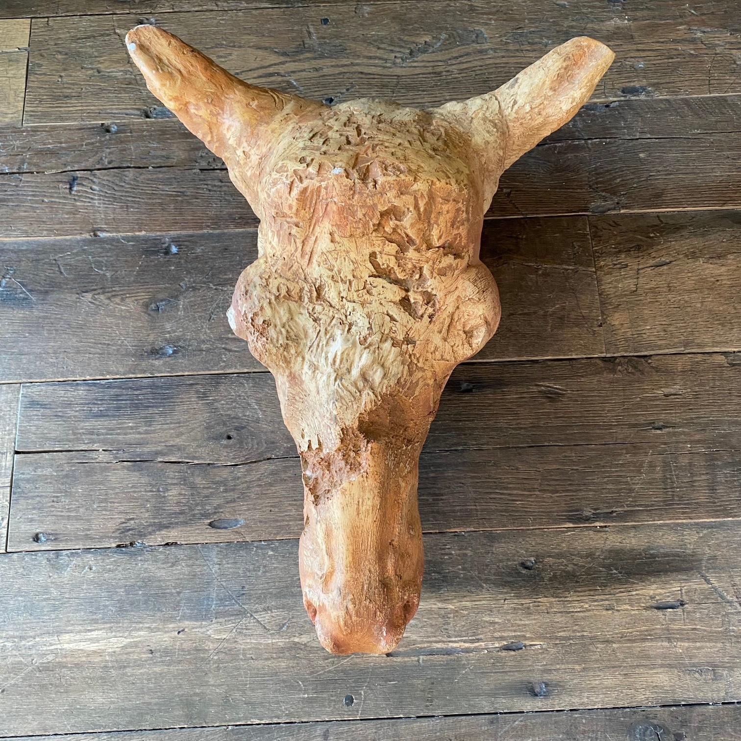 Sculpture de tête de vache ancienne en terre cuite provenant d'une boucherie française en vente 7