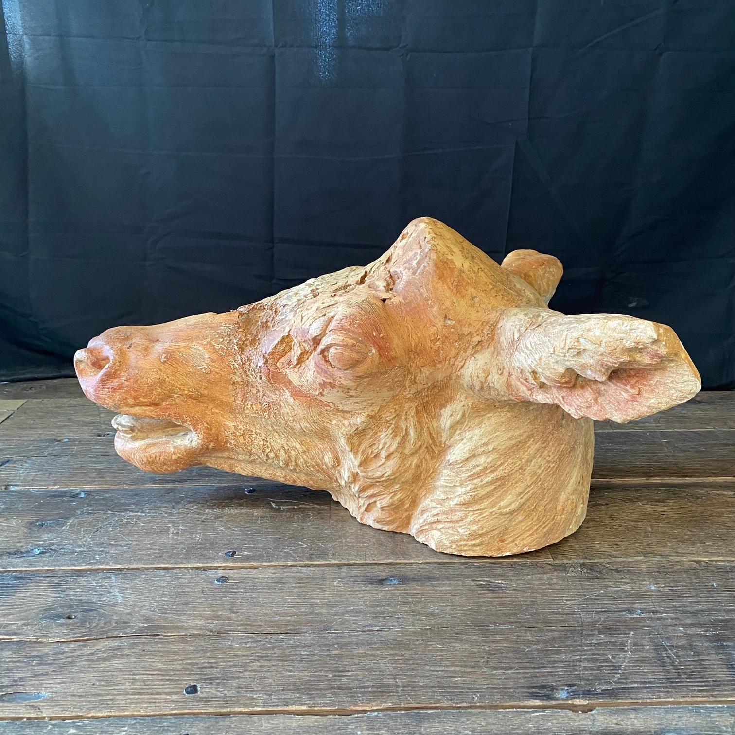 Sculpture de tête de vache ancienne en terre cuite provenant d'une boucherie française Bon état - En vente à Hopewell, NJ