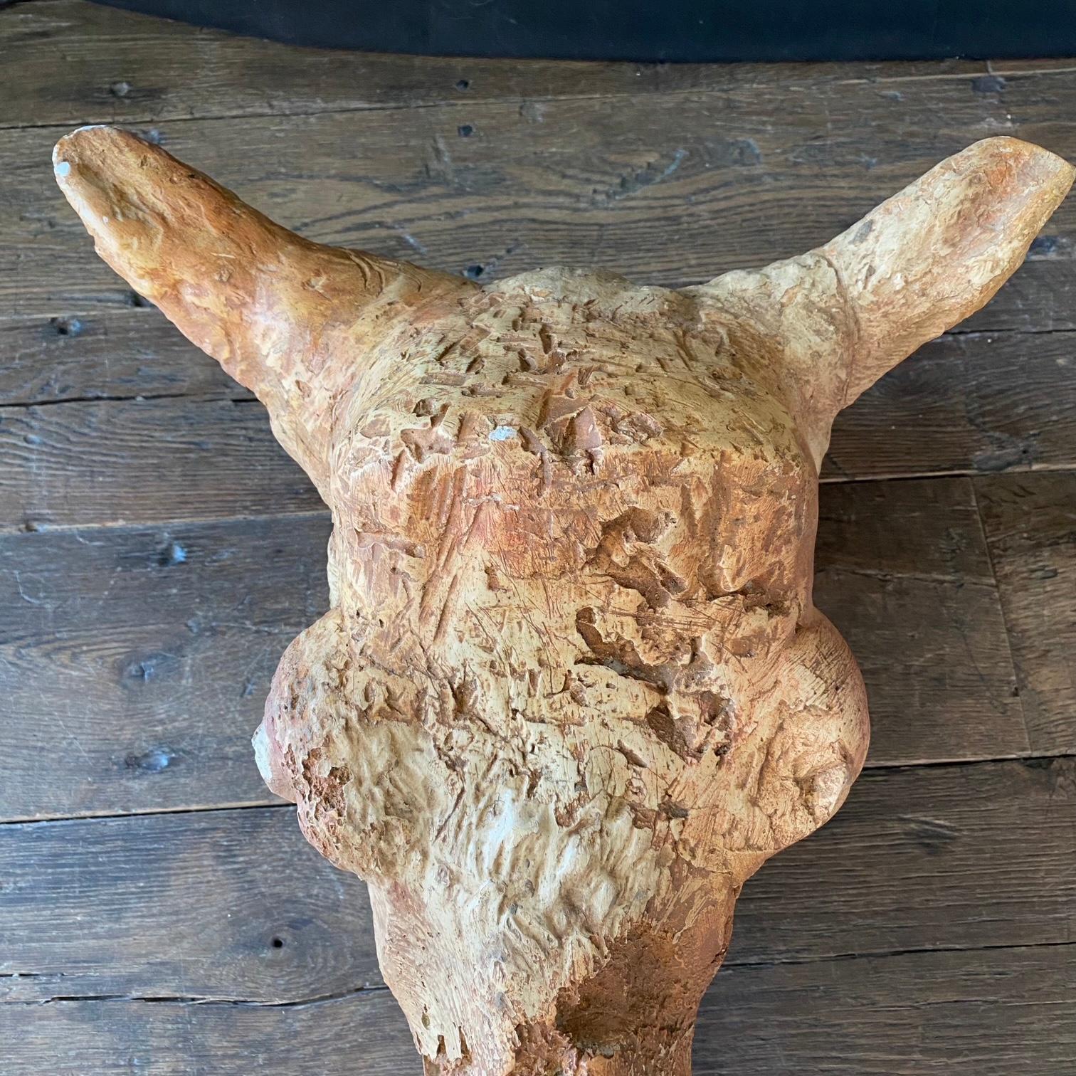 Sculpture de tête de vache ancienne en terre cuite provenant d'une boucherie française en vente 2