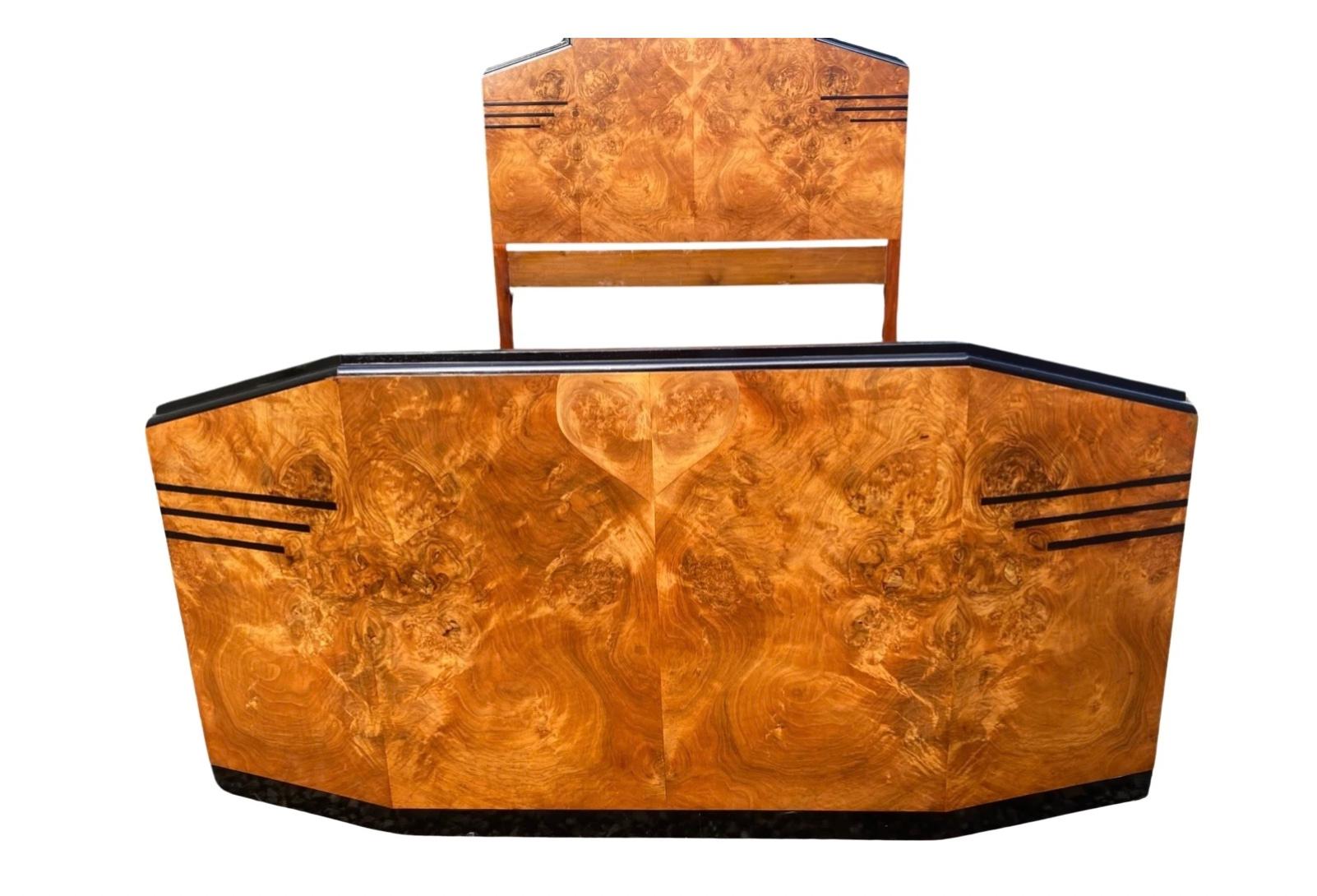 Auffälliges sechseckiges Art-Déco-Doppelbett aus Wurzelnussholz und ebonisiertem Doppelbett1751750 mit Front (Walnuss) im Angebot