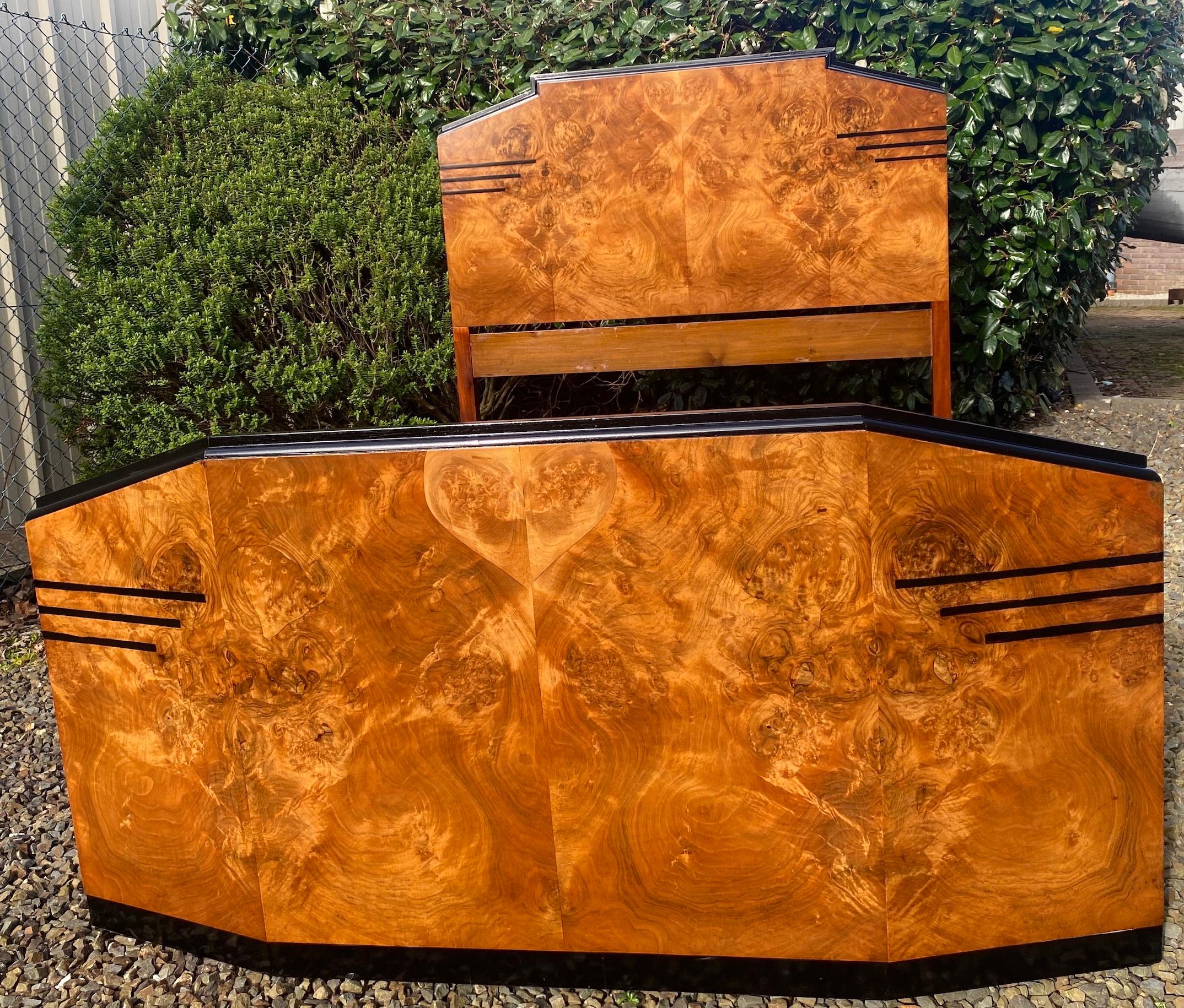 Auffälliges sechseckiges Art-Déco-Doppelbett aus Wurzelnussholz und ebonisiertem Doppelbett1751750 mit Front im Angebot 1