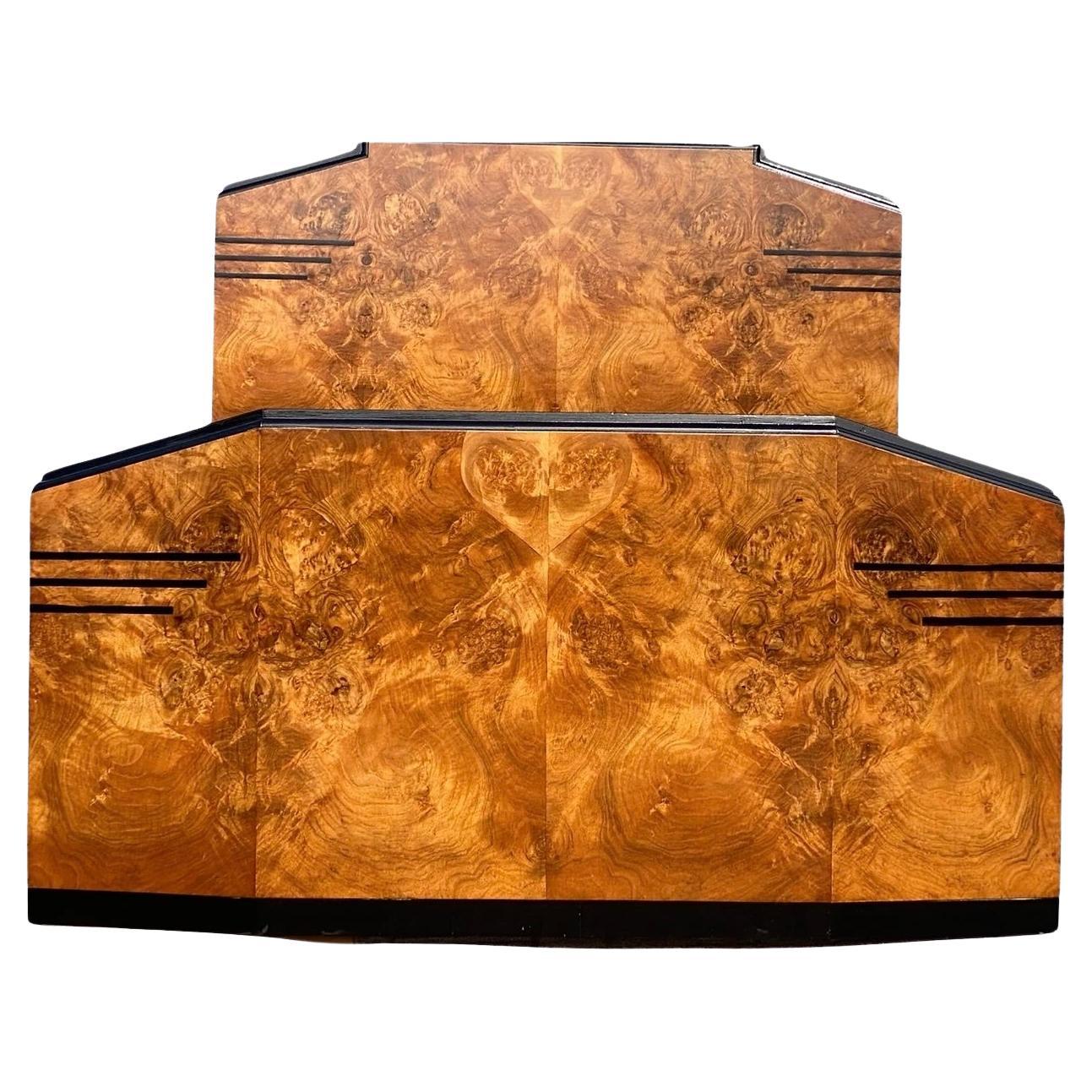 Auffälliges sechseckiges Art-Déco-Doppelbett aus Wurzelnussholz und ebonisiertem Doppelbett1751750 mit Front im Angebot