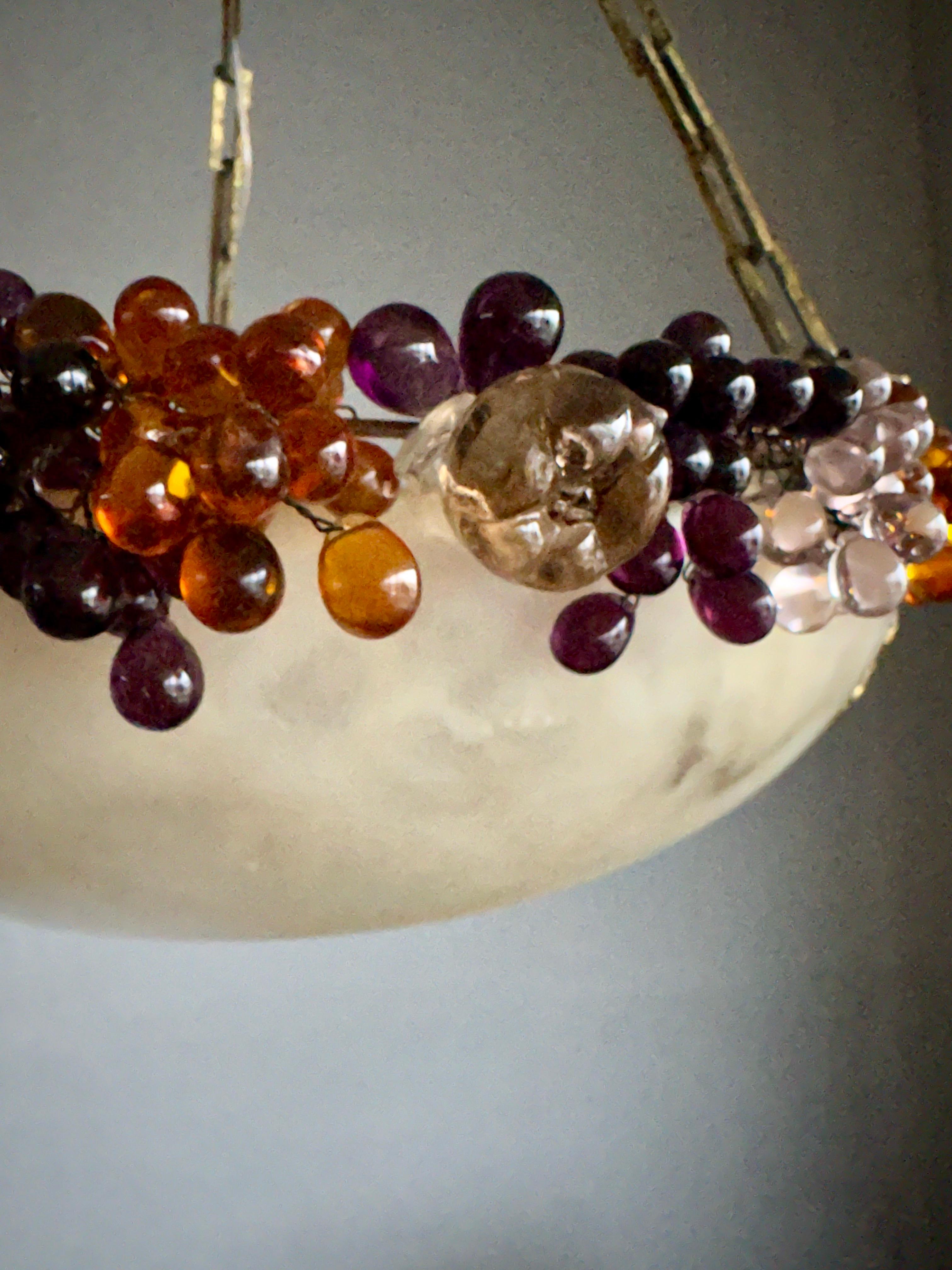Lampe à suspension Art Déco en forme de lune en albâtre avec perles de verre et quincaillerie en bronze en vente 2