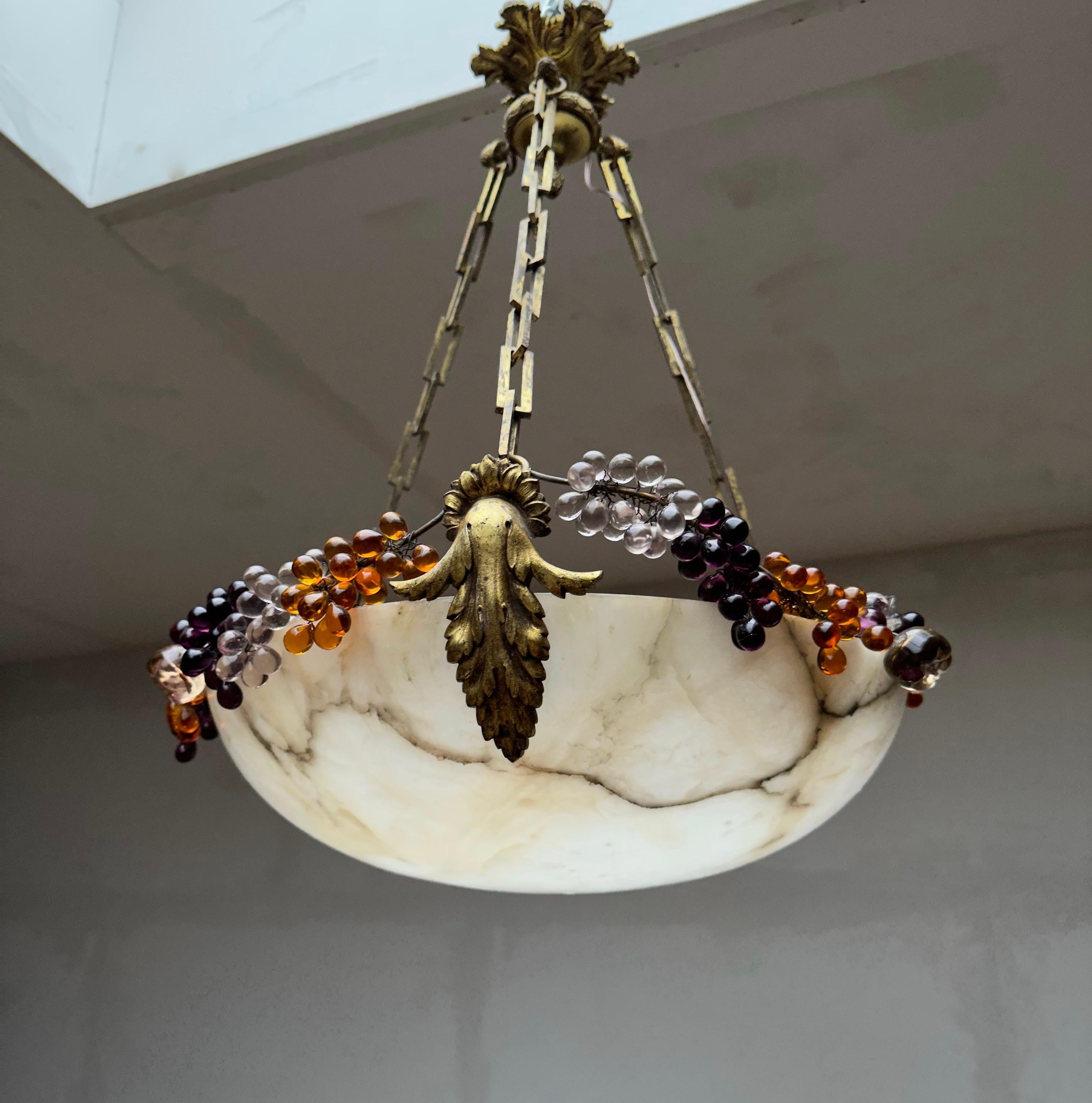 Lampe à suspension Art Déco en forme de lune en albâtre avec perles de verre et quincaillerie en bronze en vente 6
