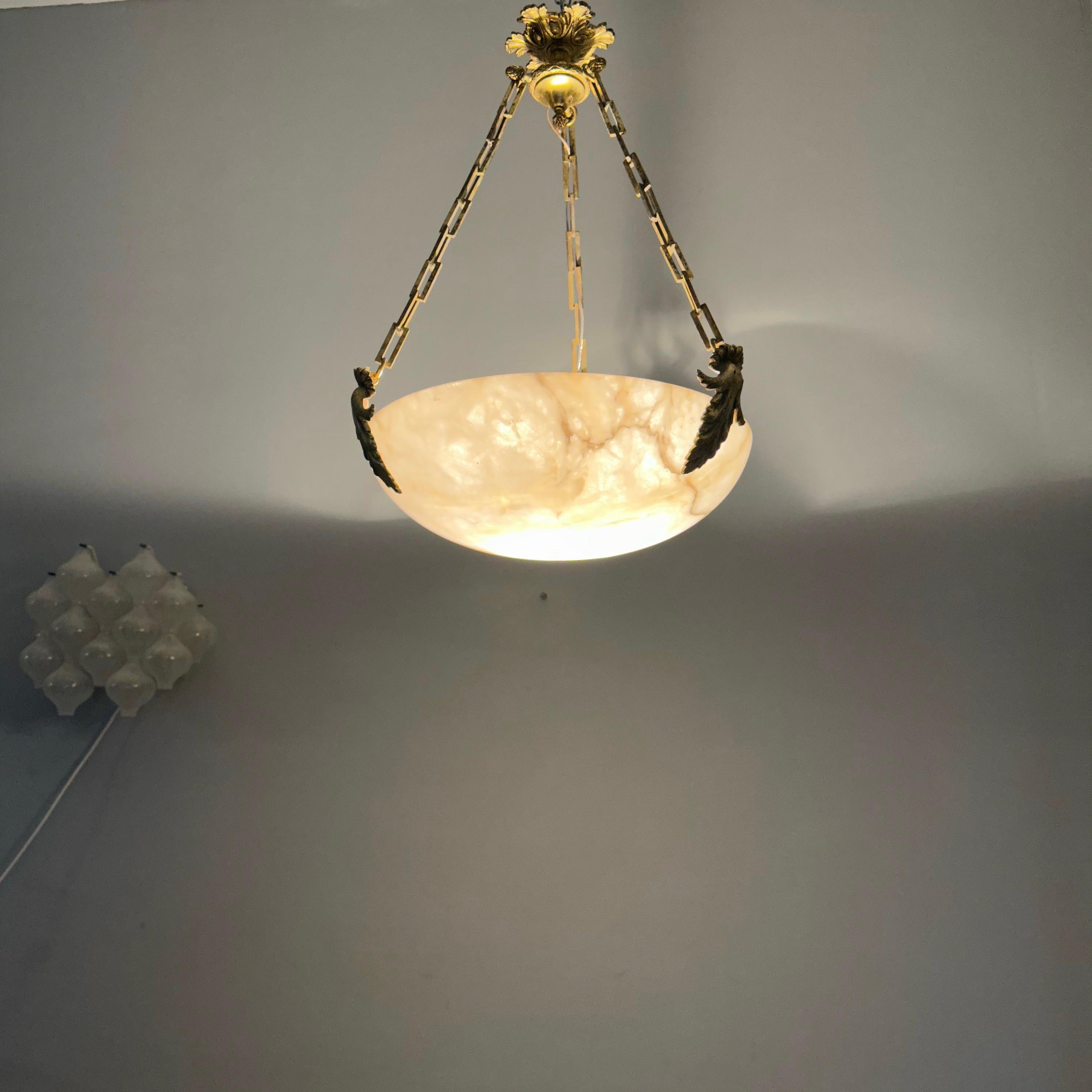 Lampe à suspension Art Déco en forme de lune en albâtre avec perles de verre et quincaillerie en bronze en vente 10
