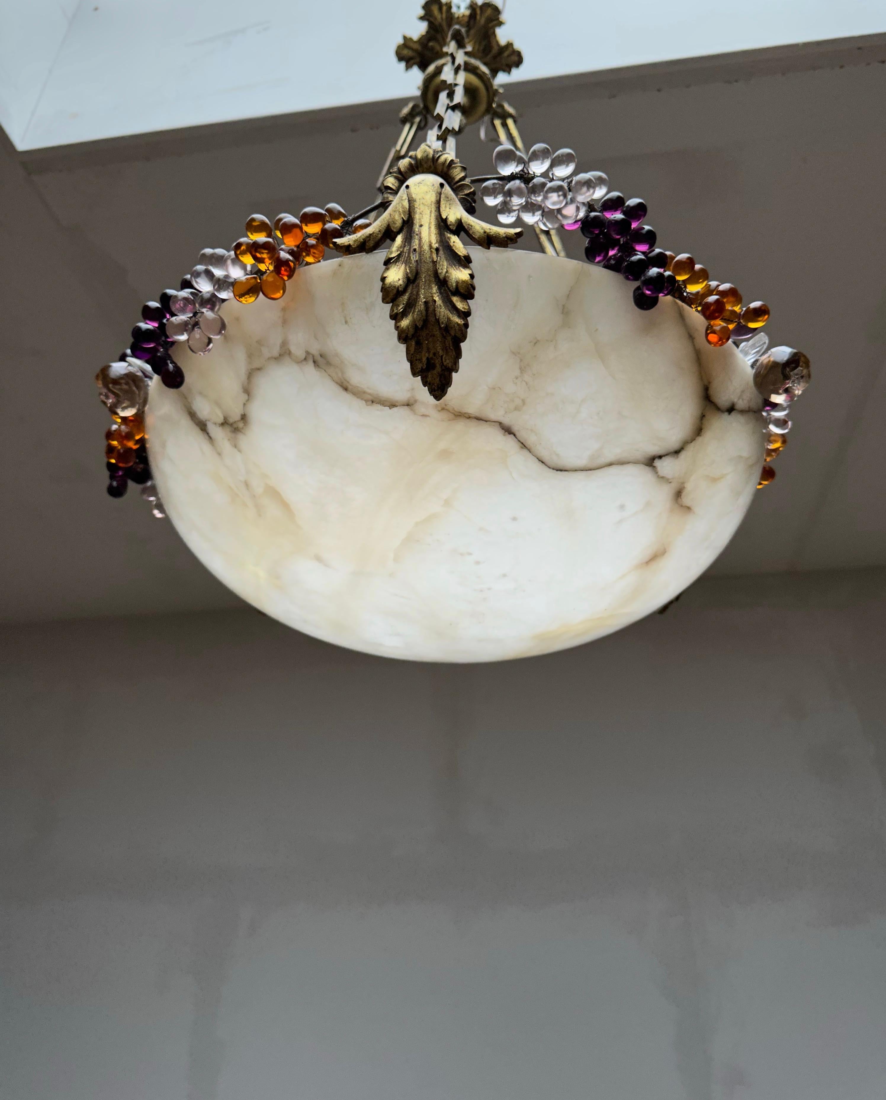 Lampe à suspension Art Déco en forme de lune en albâtre avec perles de verre et quincaillerie en bronze Excellent état - En vente à Lisse, NL
