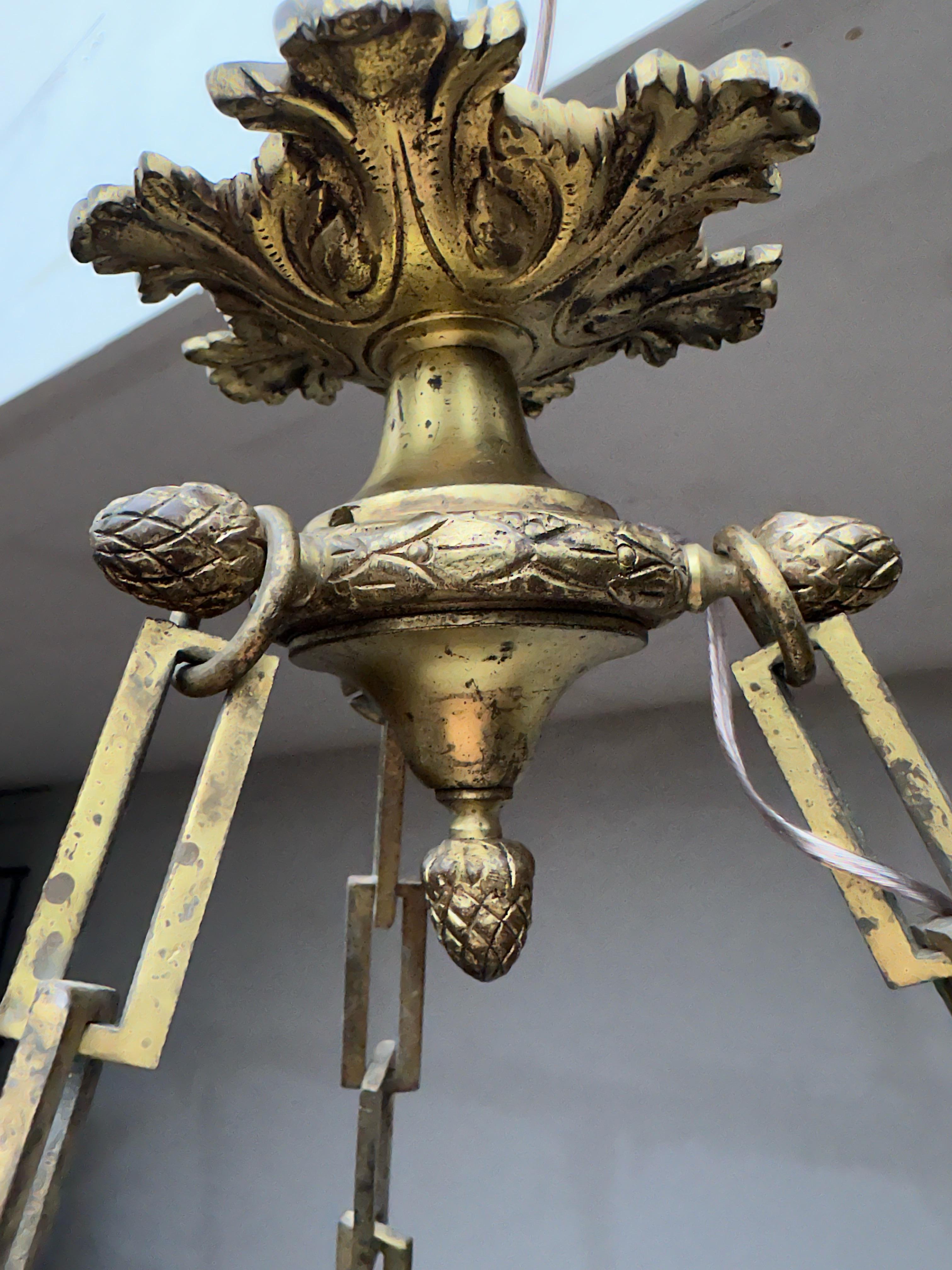 20ième siècle Lampe à suspension Art Déco en forme de lune en albâtre avec perles de verre et quincaillerie en bronze en vente
