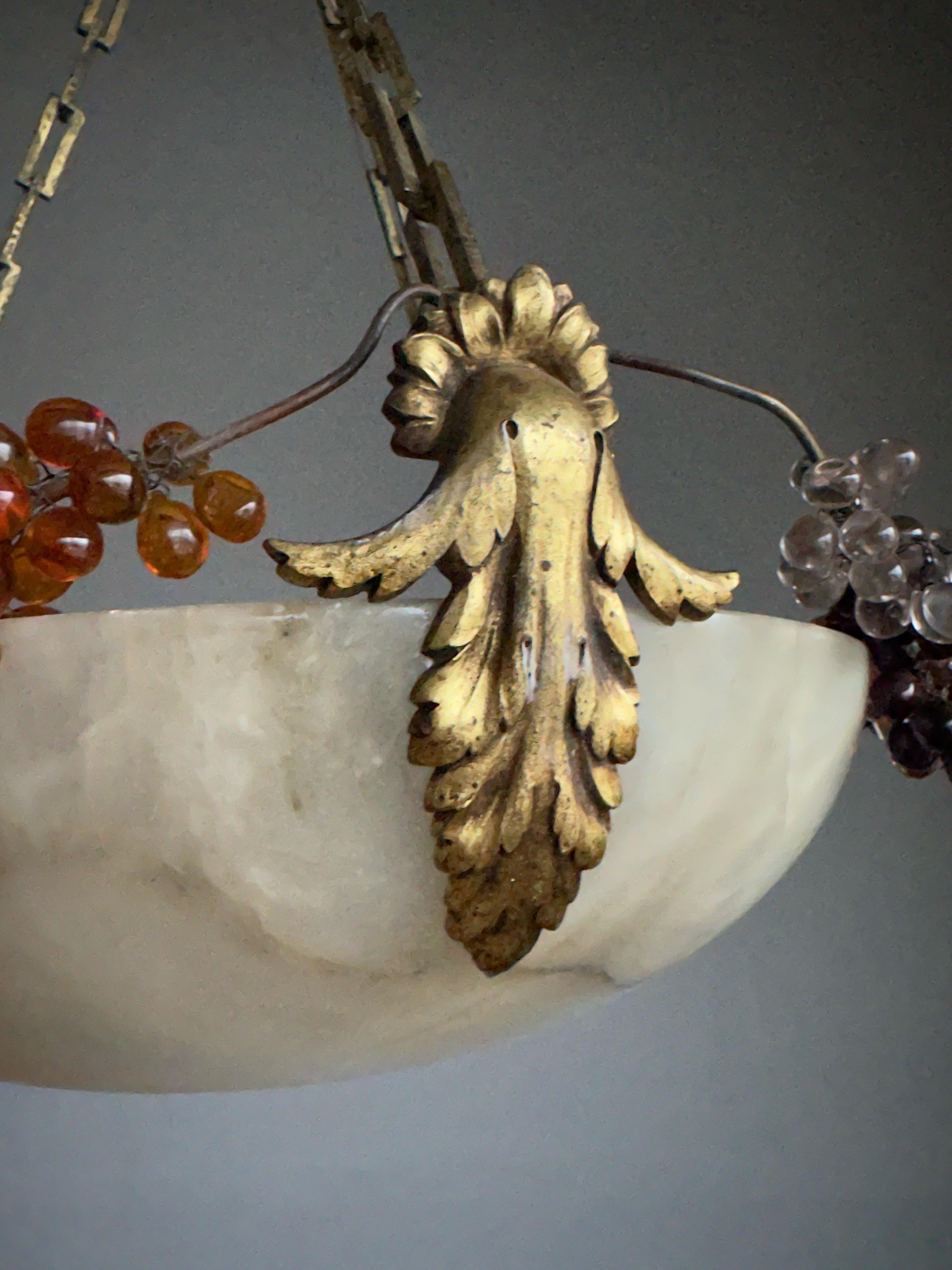 Verre d'art Lampe à suspension Art Déco en forme de lune en albâtre avec perles de verre et quincaillerie en bronze en vente