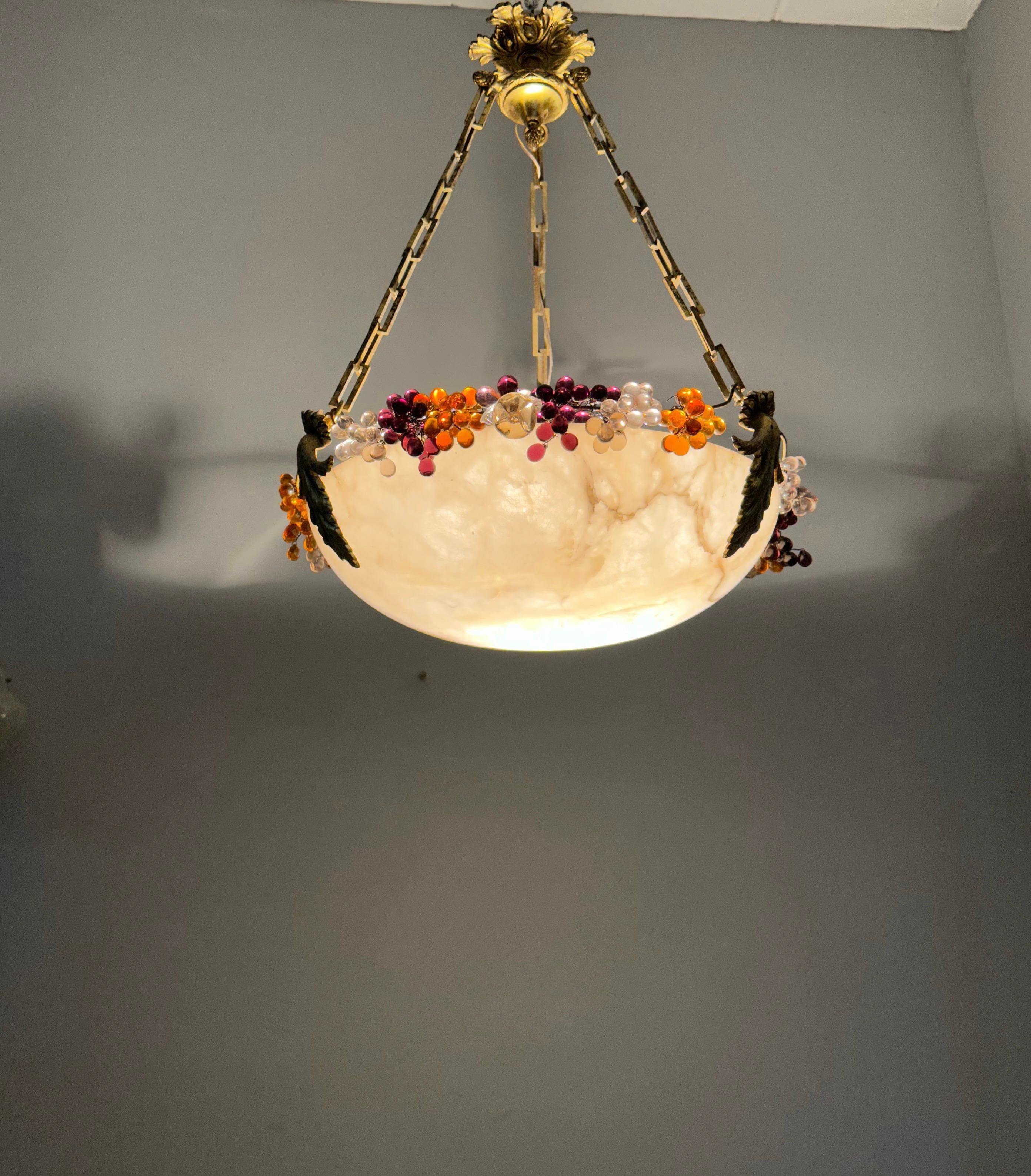 Lampe à suspension Art Déco en forme de lune en albâtre avec perles de verre et quincaillerie en bronze en vente 1