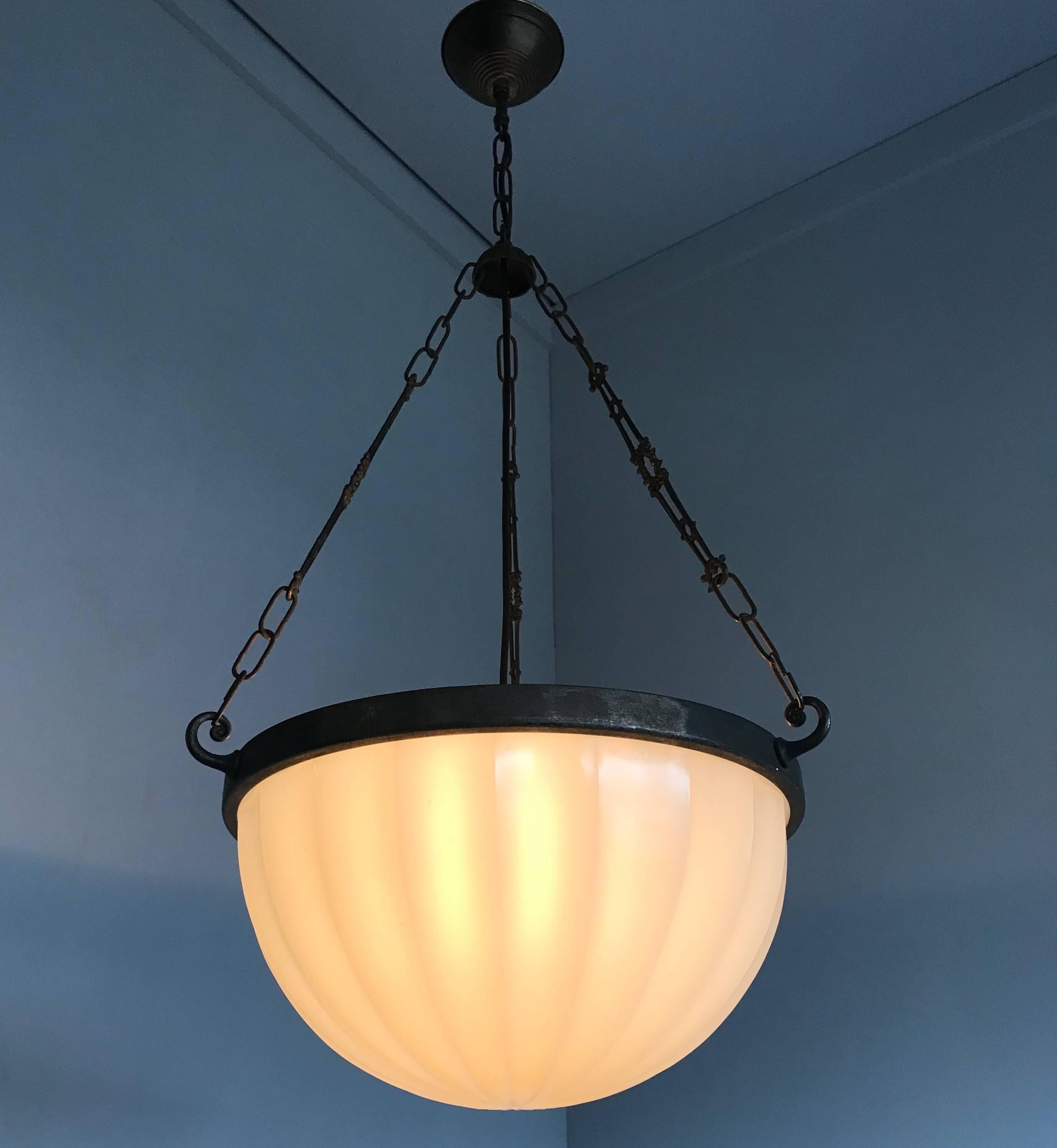 Superbe pendentif en verre de lait et chaîne en métal de style Art Déco:: att. Jefferson 2