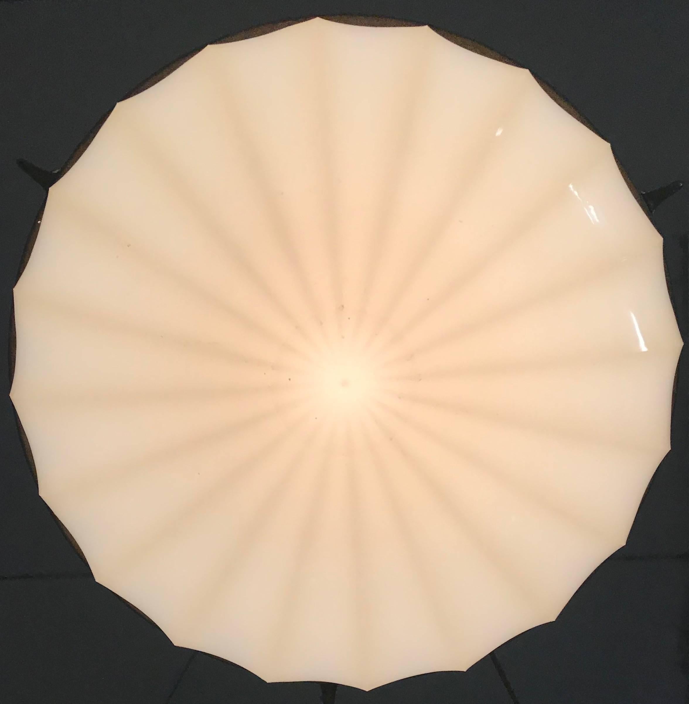 Superbe pendentif en verre de lait et chaîne en métal de style Art Déco:: att. Jefferson 3