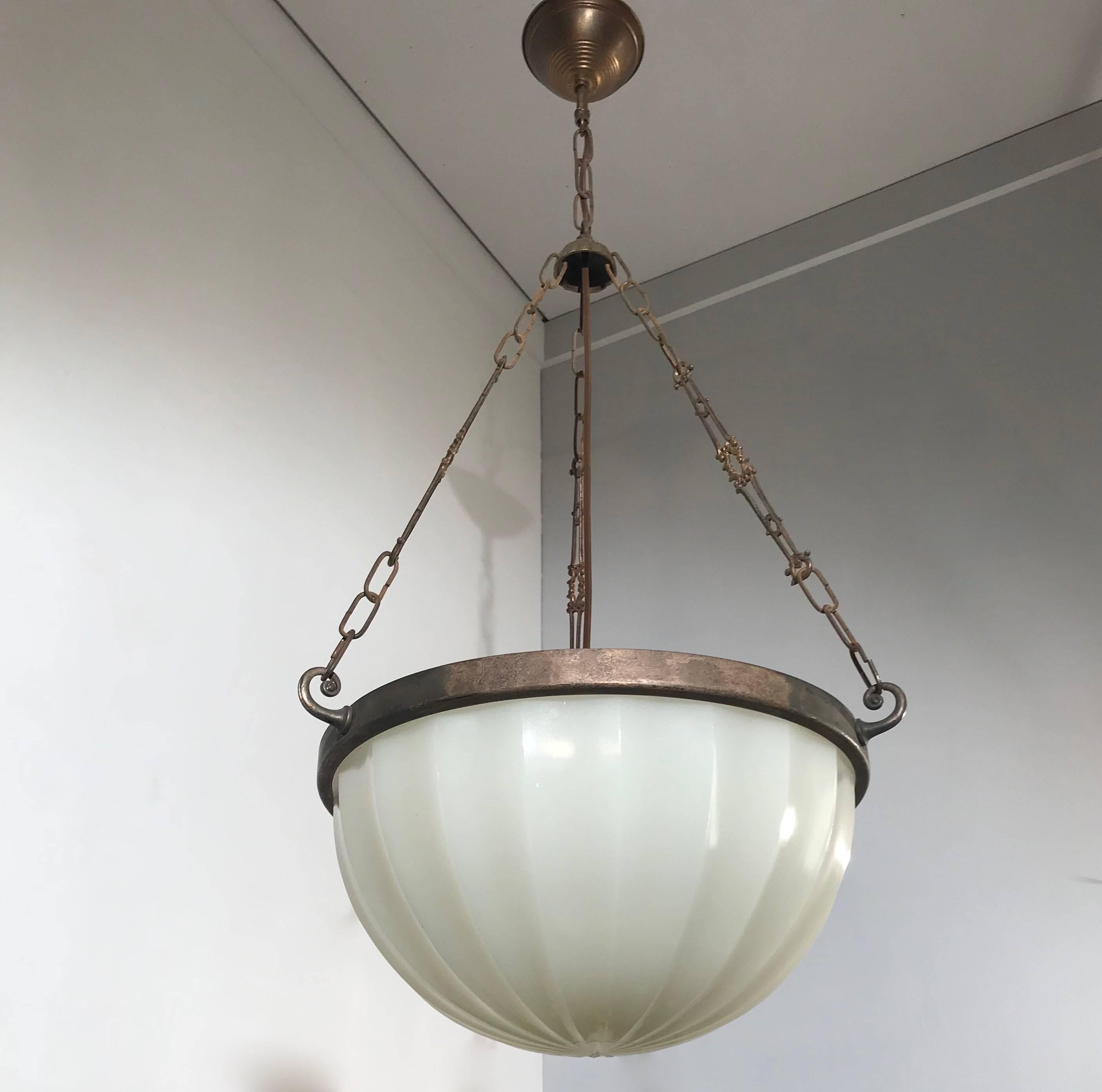 Stylish circa 1920 pendant, attributed to Jefferson of America.

From another one of our The Hague contacts we acquired this rare pendant with its beautiful and thick glass shade. This wonderful light fixture is an absolute joy to own and look at.
