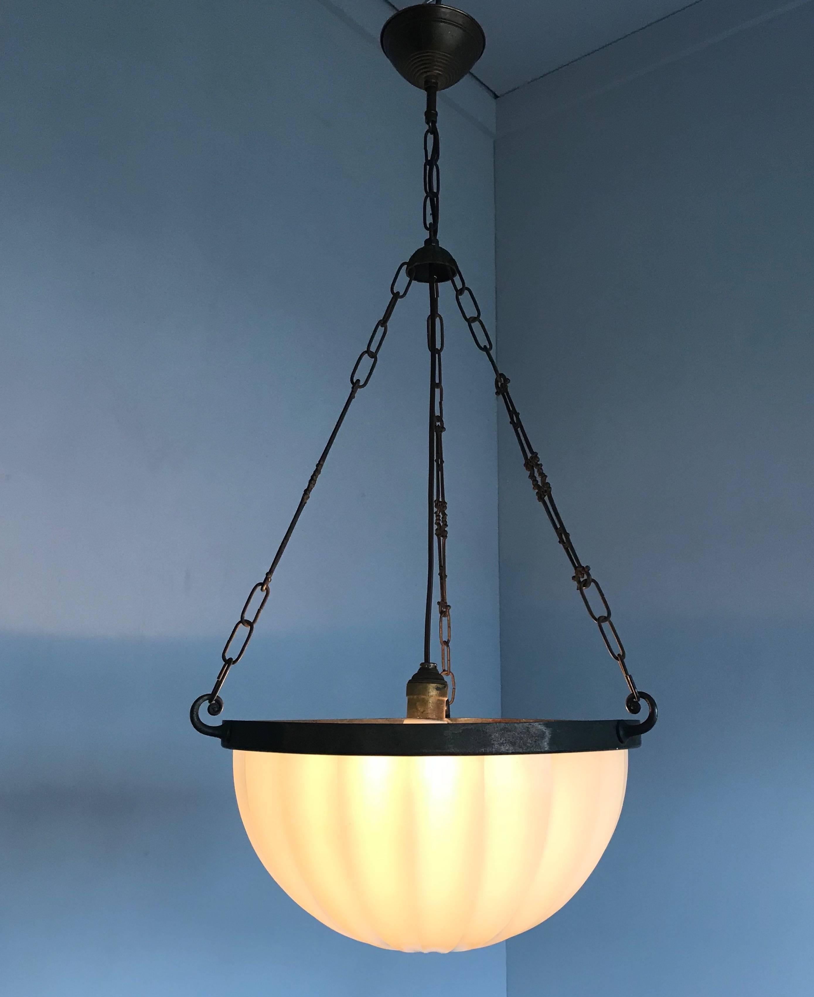 Art déco Superbe pendentif en verre de lait et chaîne en métal de style Art Déco:: att. Jefferson