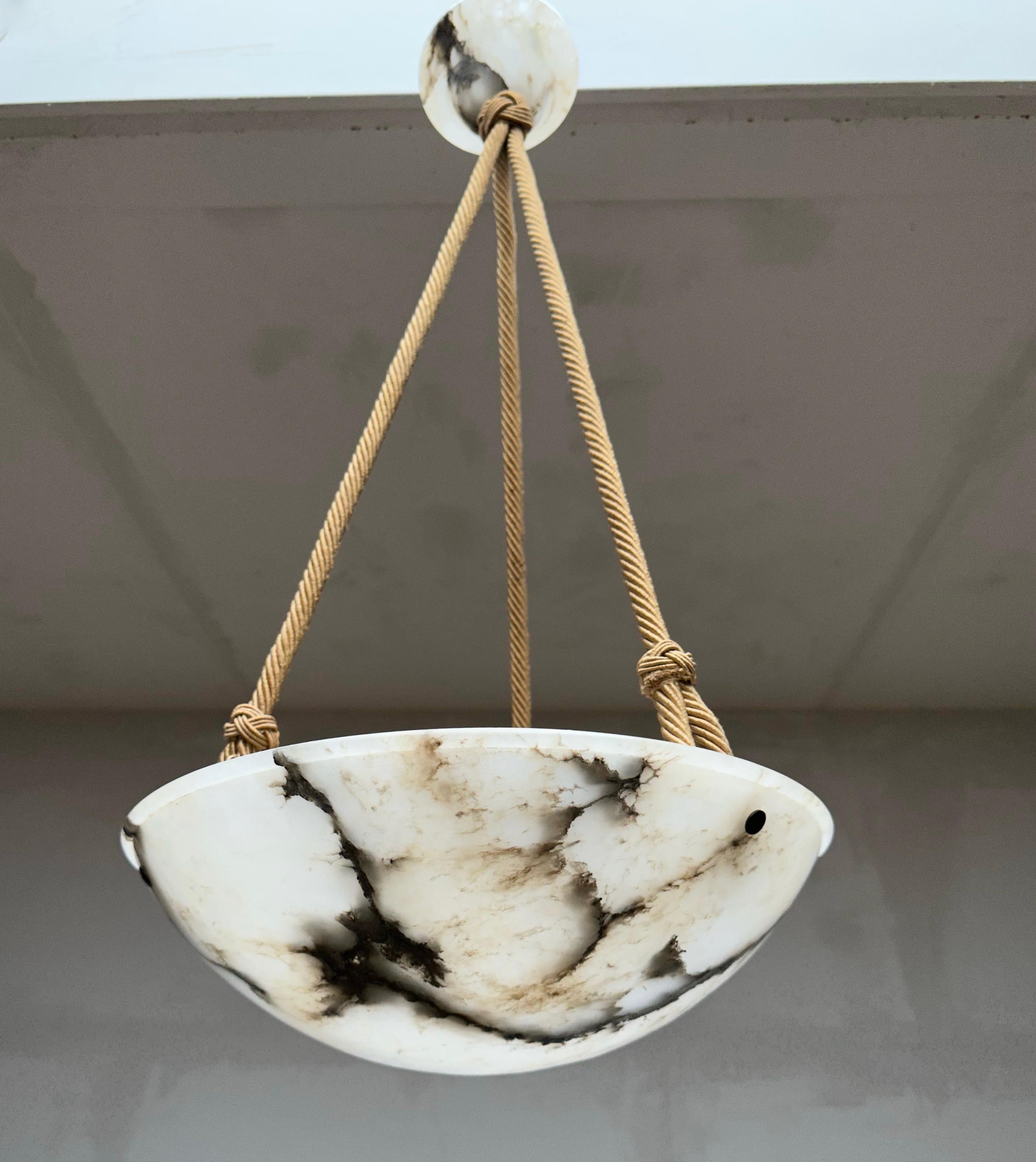 Auffällige Art-Déco-Hängelampe aus weißem und schwarzem Alabaster mit Original Baldachin und Seil 5