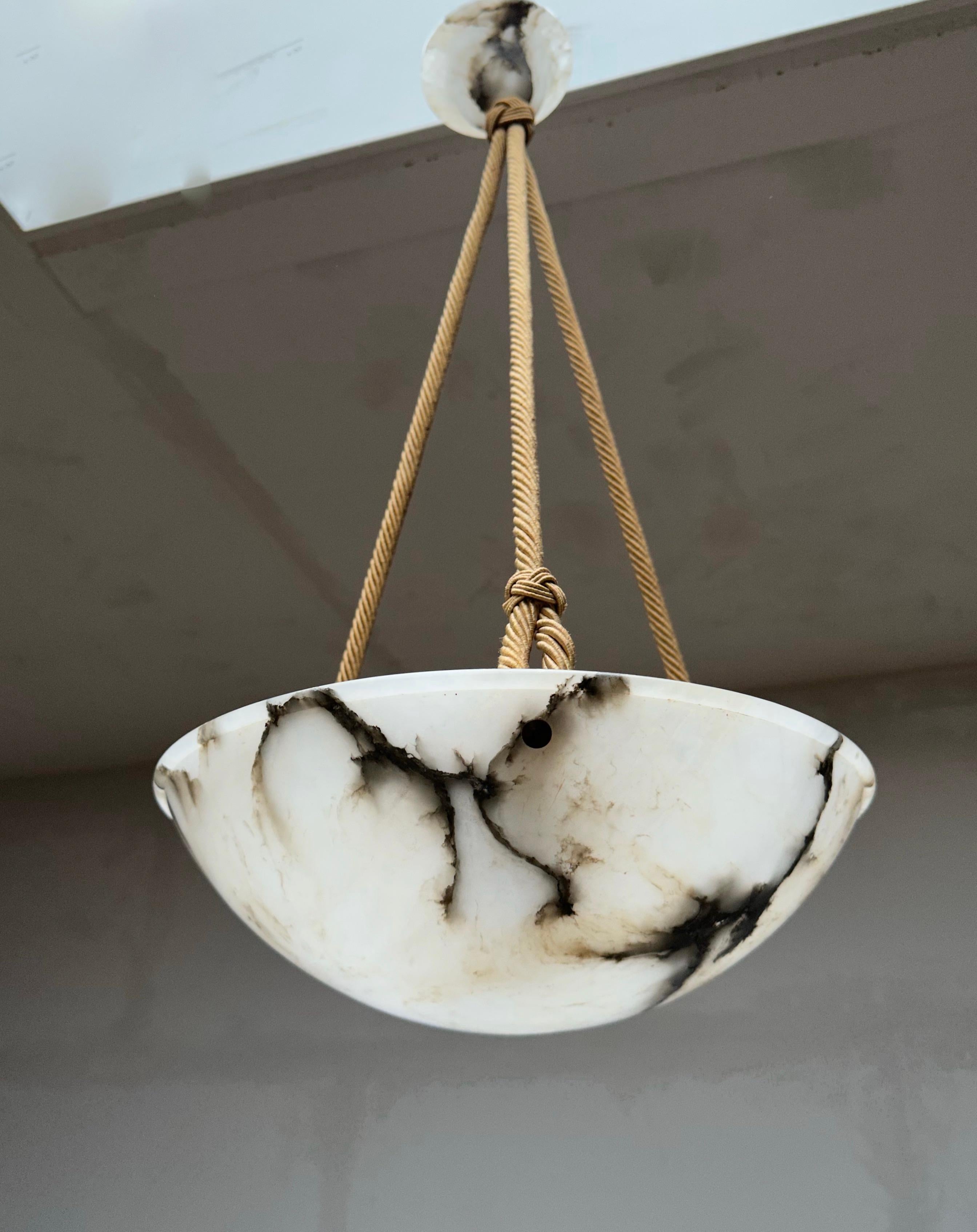 Auffällige Art-Déco-Hängelampe aus weißem und schwarzem Alabaster mit Original Baldachin und Seil (Art déco)