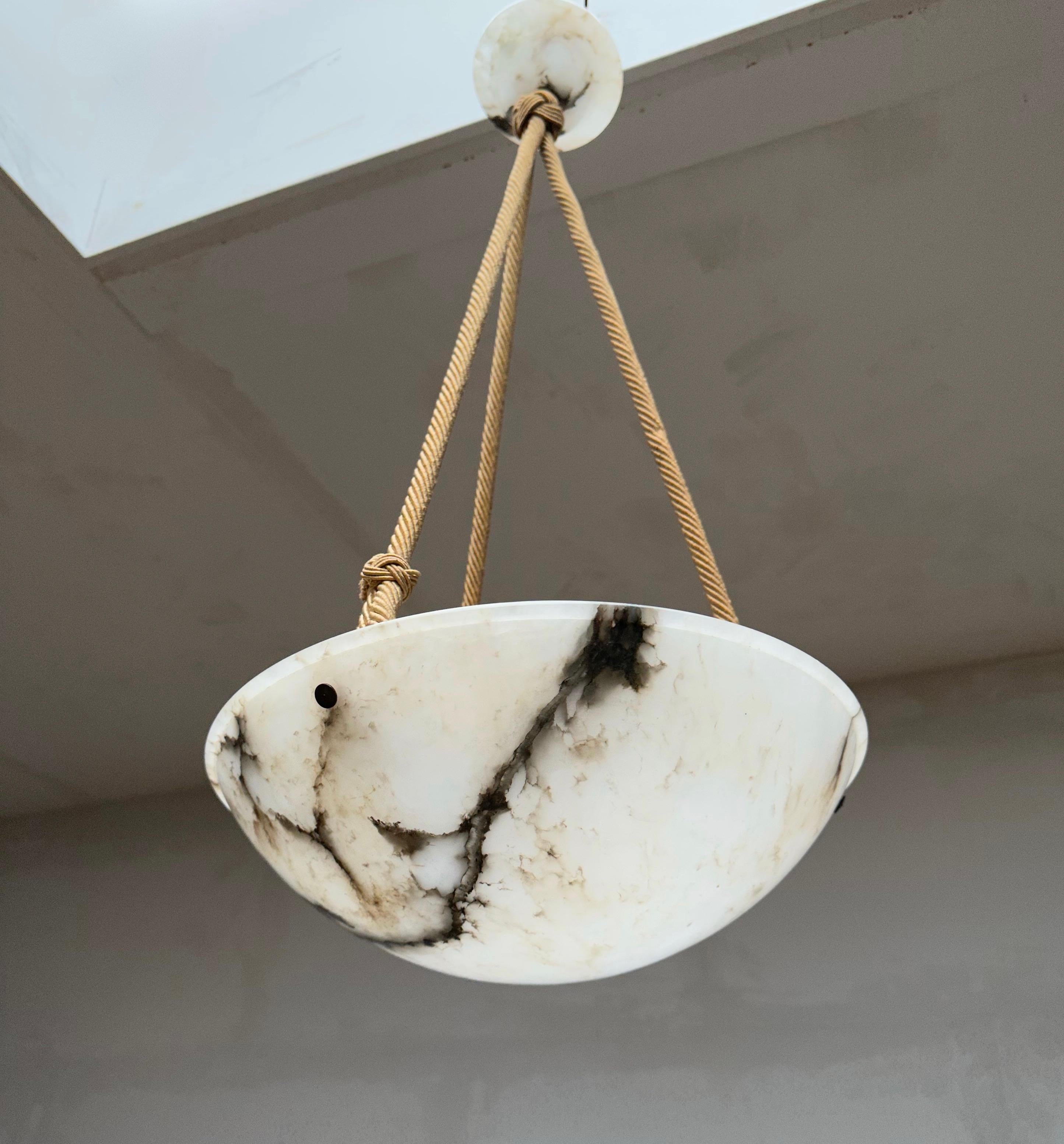 Auffällige Art-Déco-Hängelampe aus weißem und schwarzem Alabaster mit Original Baldachin und Seil (20. Jahrhundert)