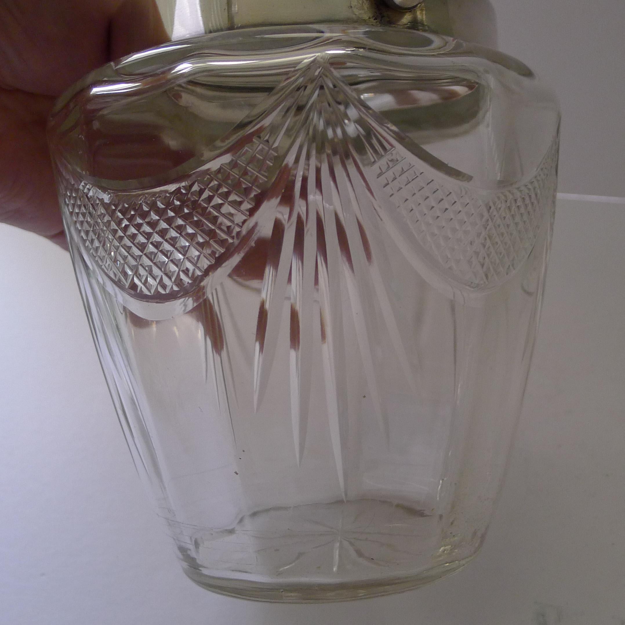 Auffällige automatisierte Keksdose aus versilbertem und geschliffenem Glas im Angebot 6