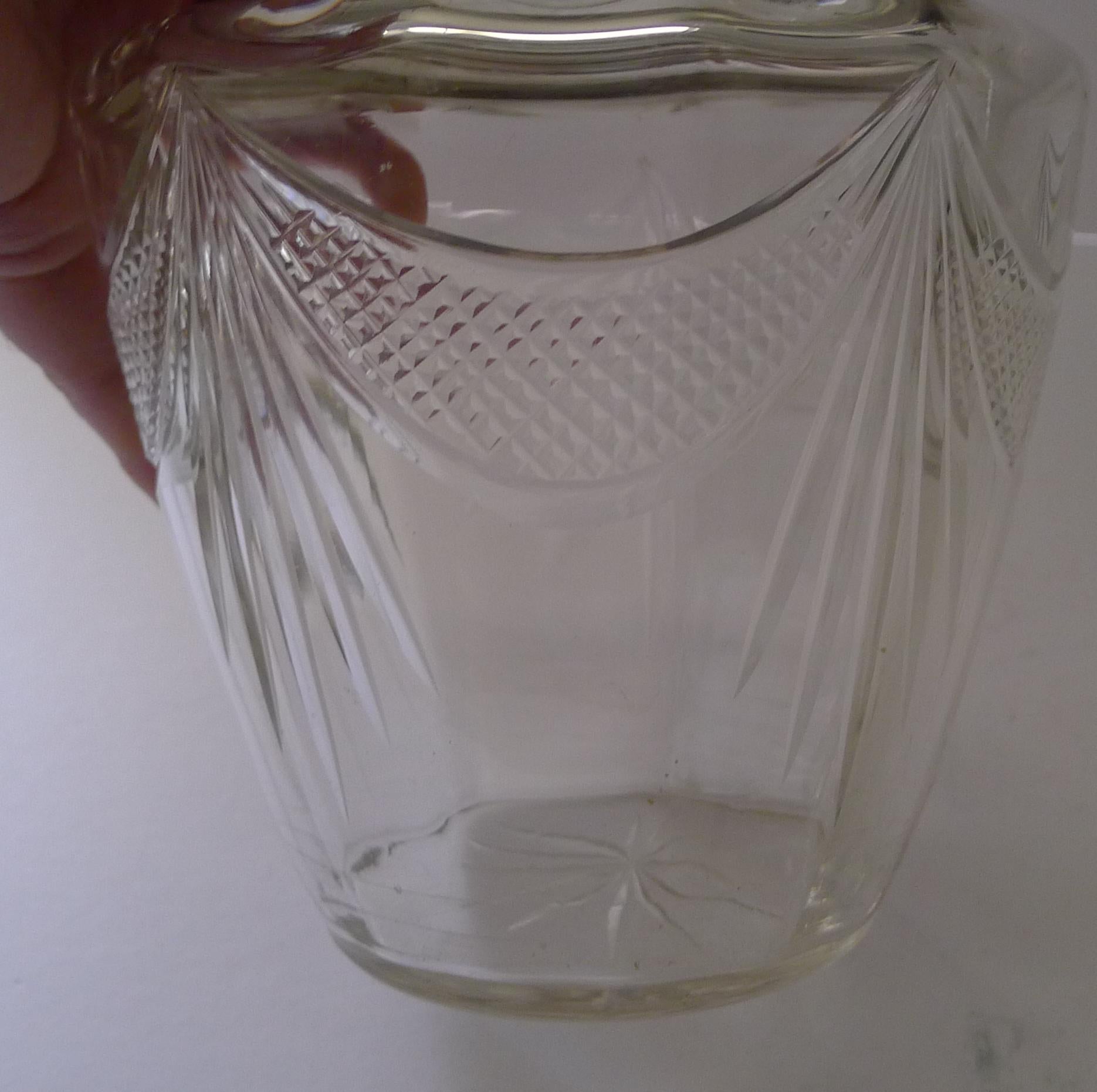 Auffällige automatisierte Keksdose aus versilbertem und geschliffenem Glas im Angebot 7