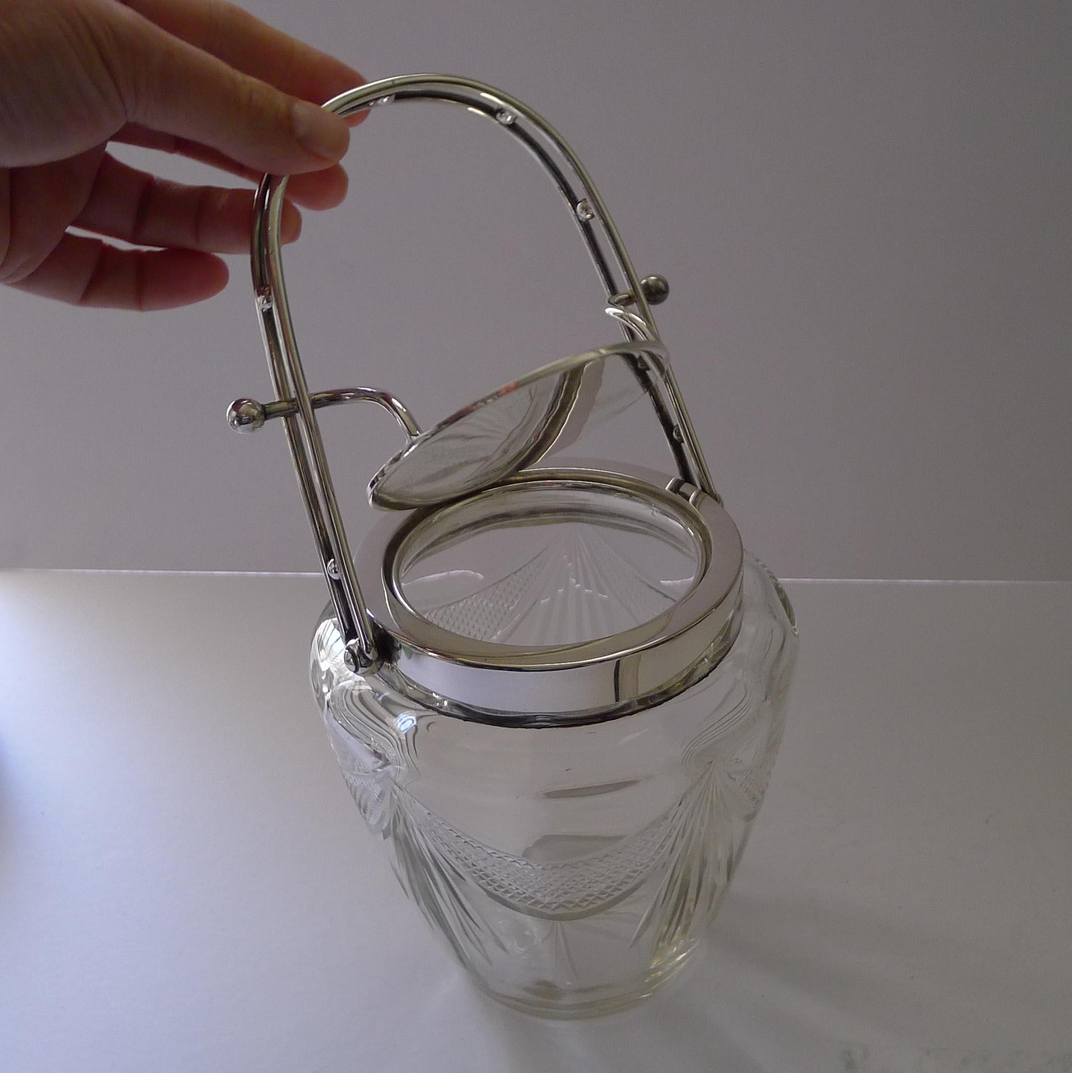 Auffällige automatisierte Keksdose aus versilbertem und geschliffenem Glas (Frühes 20. Jahrhundert) im Angebot