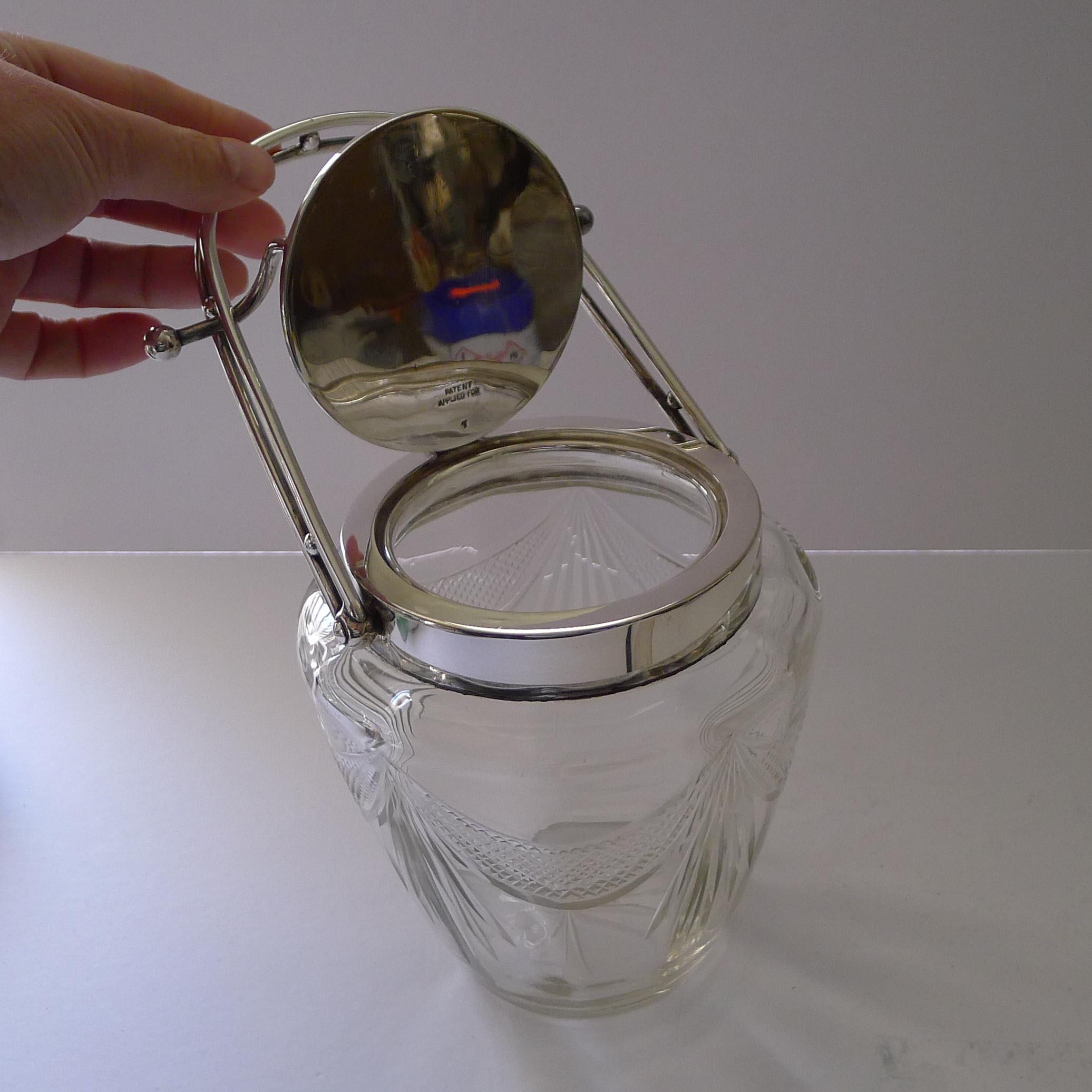 Plaqué argent Remarquable boîte à biscuits automatique en métal argenté et verre taillé en vente