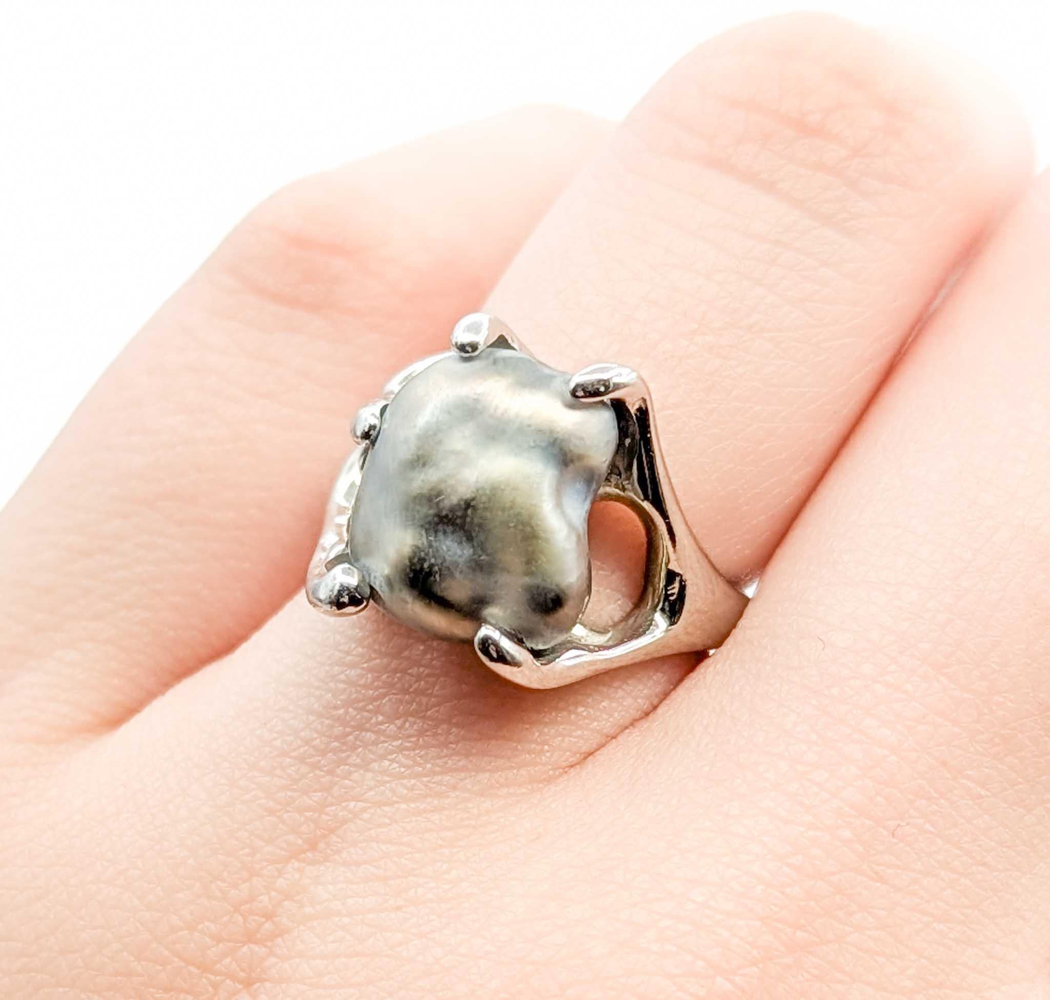 Bague en or blanc 14k avec perles baroques Whiting Excellent état - En vente à Bloomington, MN