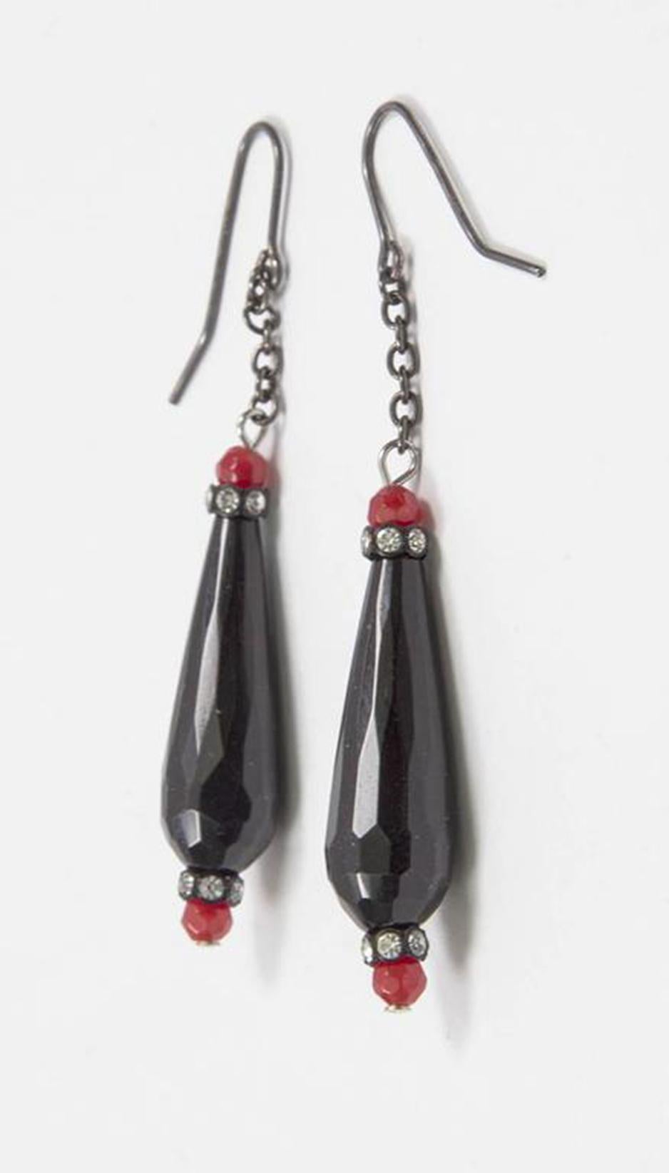 Auffällige schwarze Jet- und Kunstkoralle CZ-Kristall-Tropfen-Ohrringe im Zustand „Hervorragend“ im Angebot in Montreal, QC