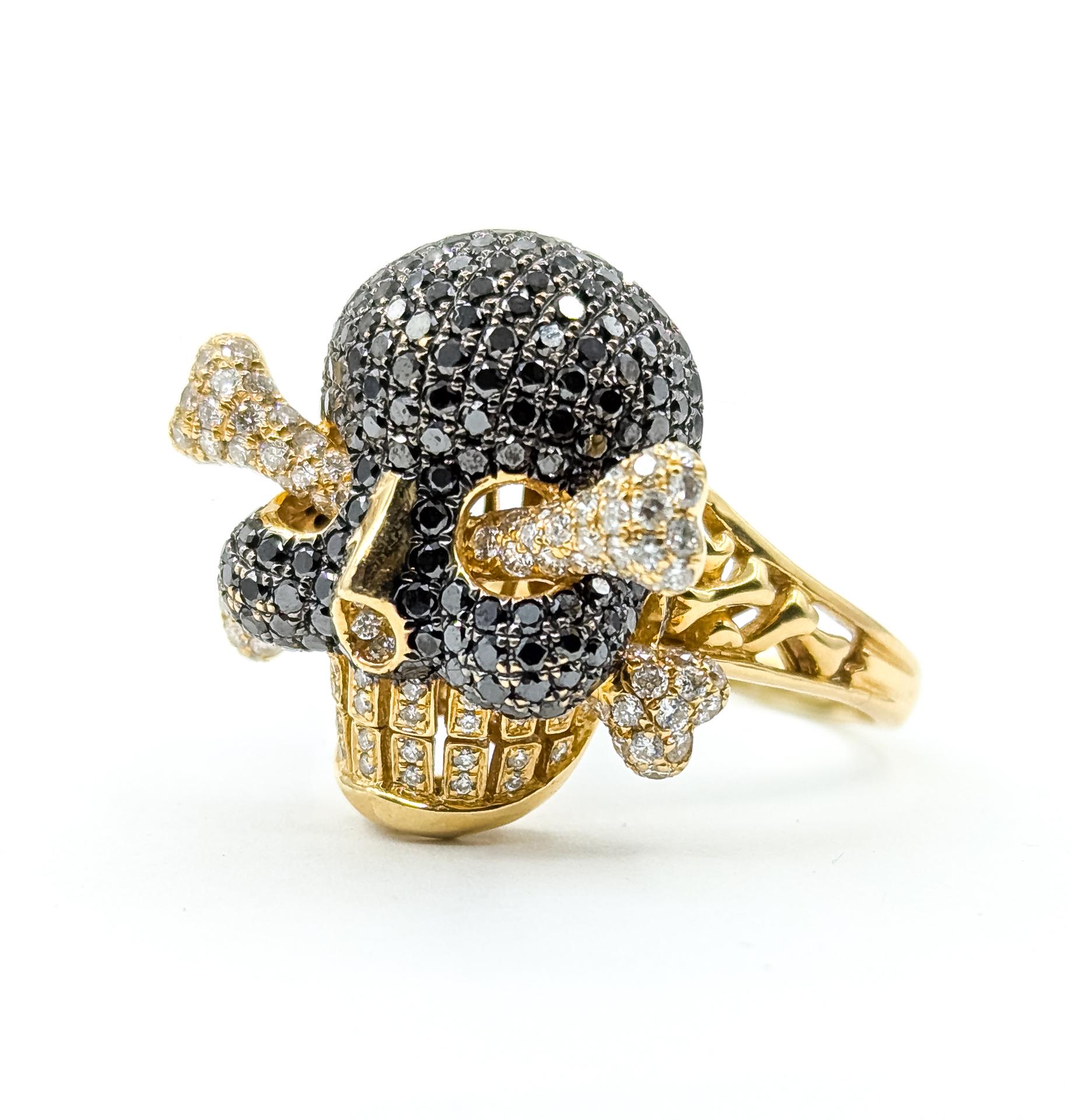 Contemporaneo Whiting, anello con teschio di diamanti bianchi e neri in 14k in vendita