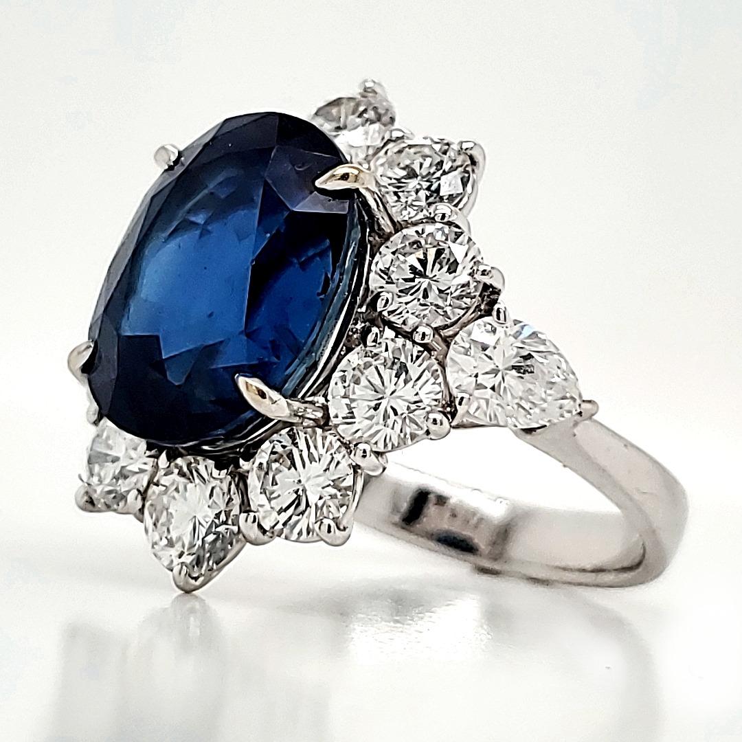 Contemporary Blue Sapp Platinum Engagement Ring with Excellent Make Diamond Surround For Sale