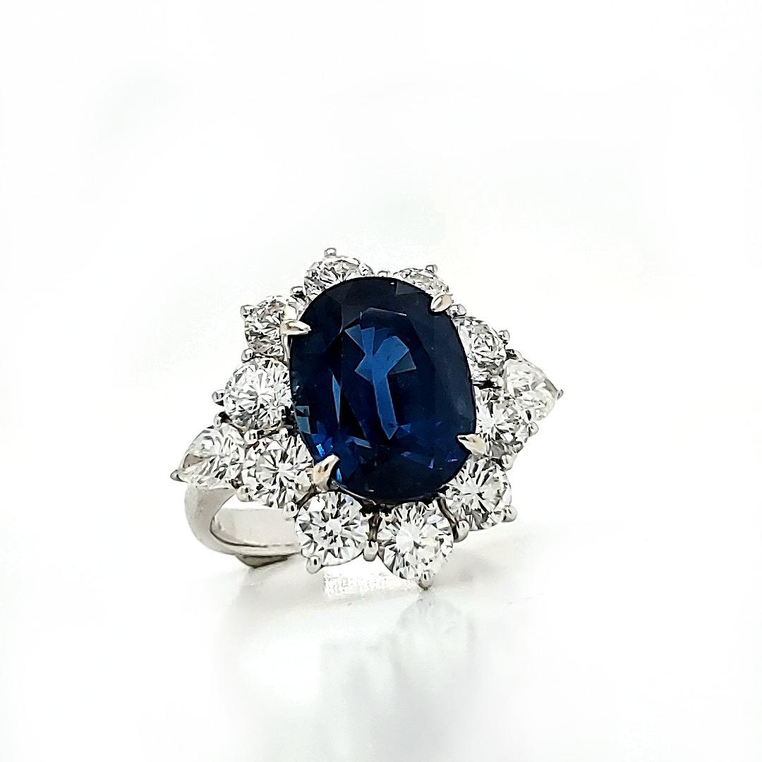 Bague de fiançailles saphir bleu avec entourage de diamants d'excellente qualité Neuf - En vente à Hong Kong, HK