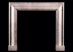 Auffälliger Bolection-Kamin aus Crema-Marfil-Marmor