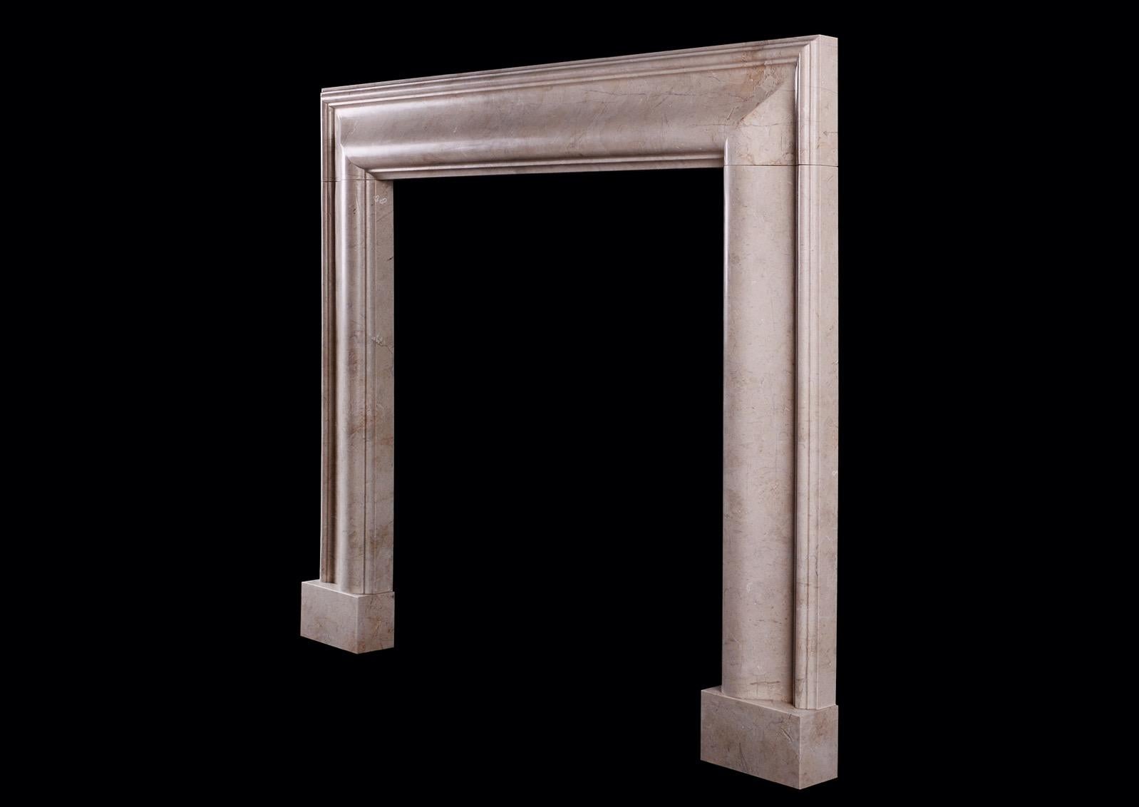 Auffälliger Bolection-Kamin aus Crema-Marfil-Marmor (Queen Anne) im Angebot