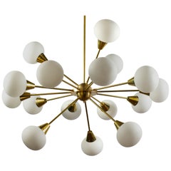 Lampadario Sputnik di grandi dimensioni in ottone e vetro opalino di Murano, Italia 1970'.