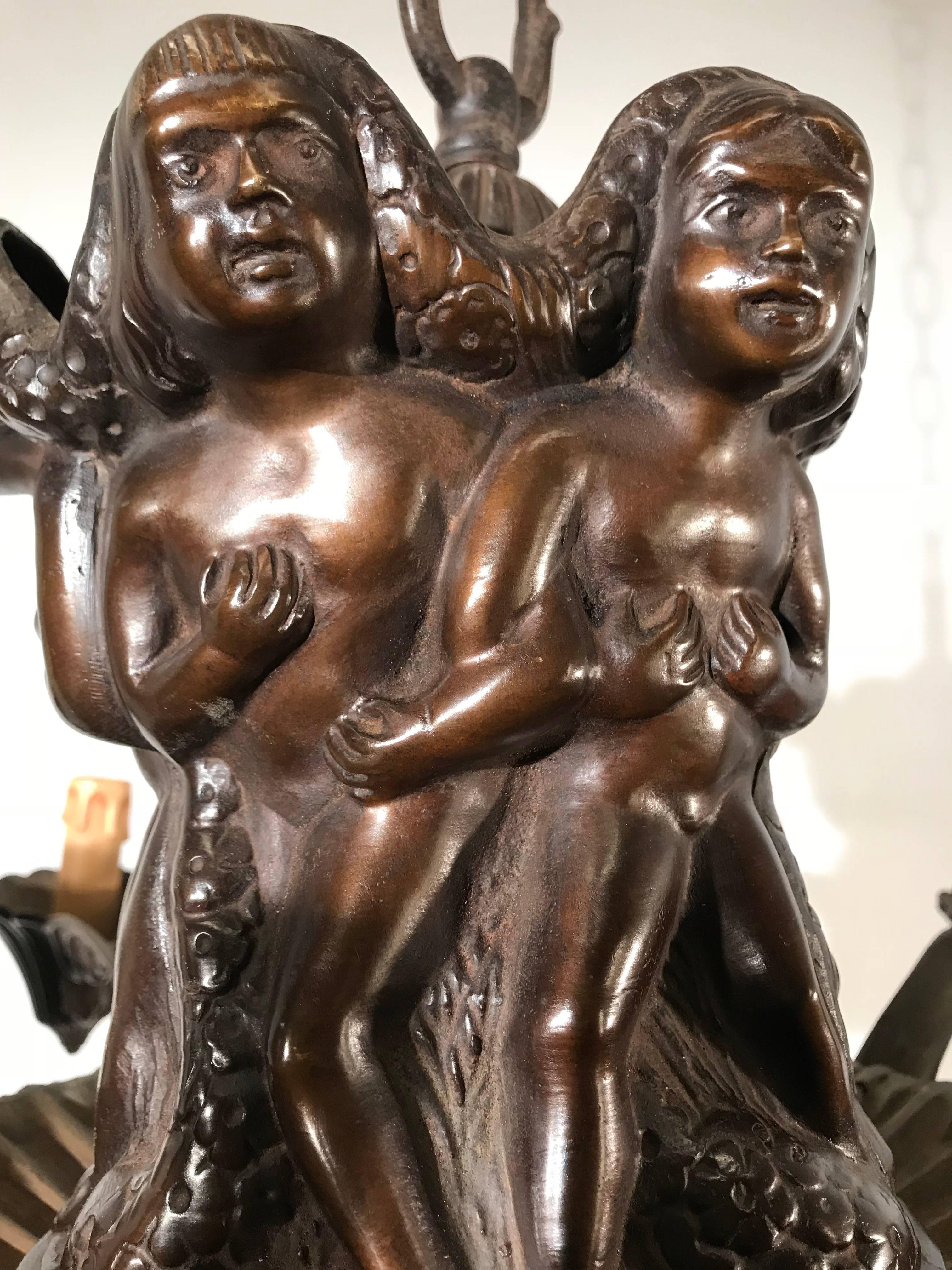 20ième siècle Remarquable lustre à neuf bras ou pendentif Art Déco en bronze fin sculpté saphir en vente