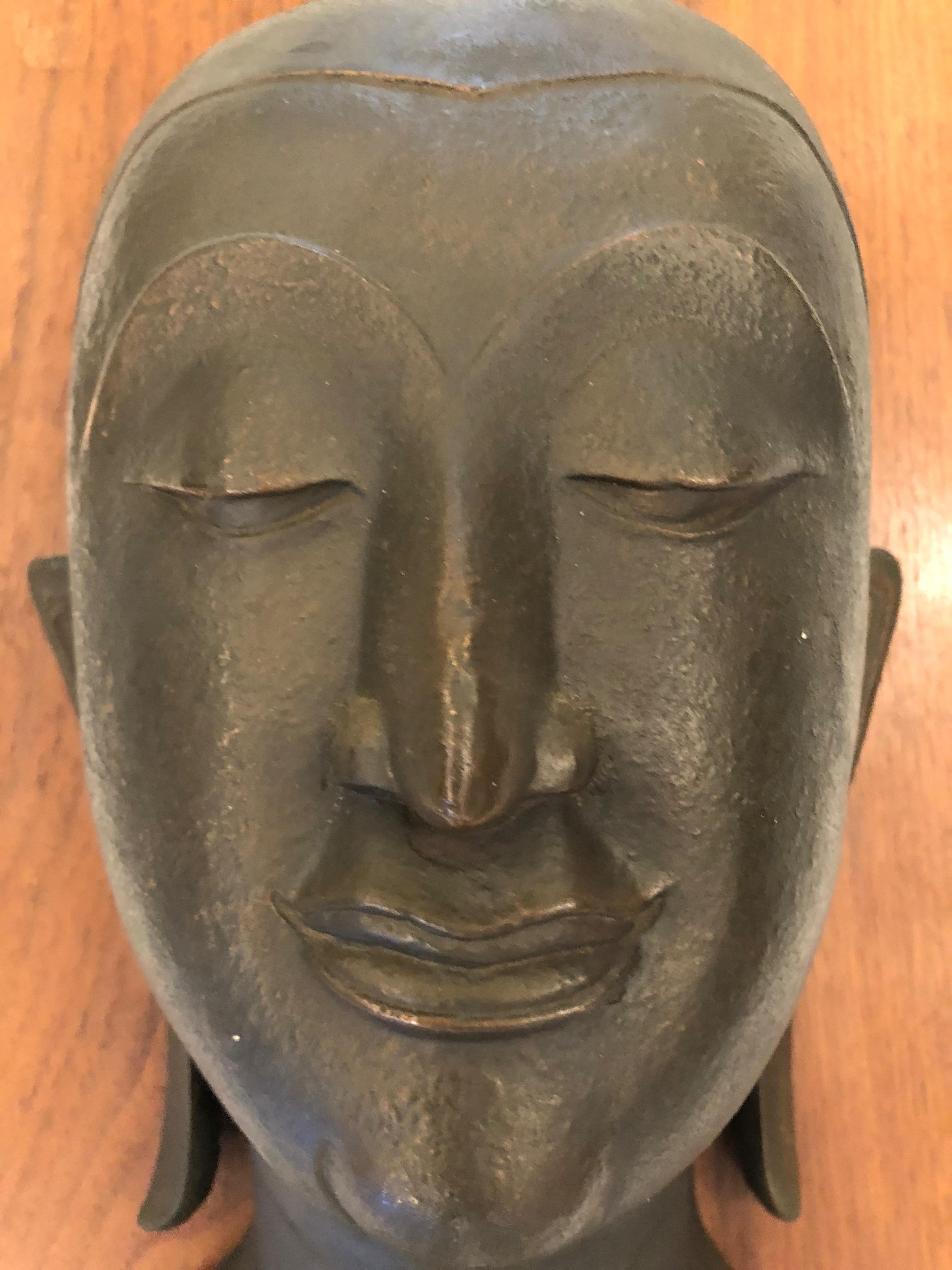 Auffällige Bronzebüste eines Buddha auf Walnussholzplakette (Südostasiatisch) im Angebot