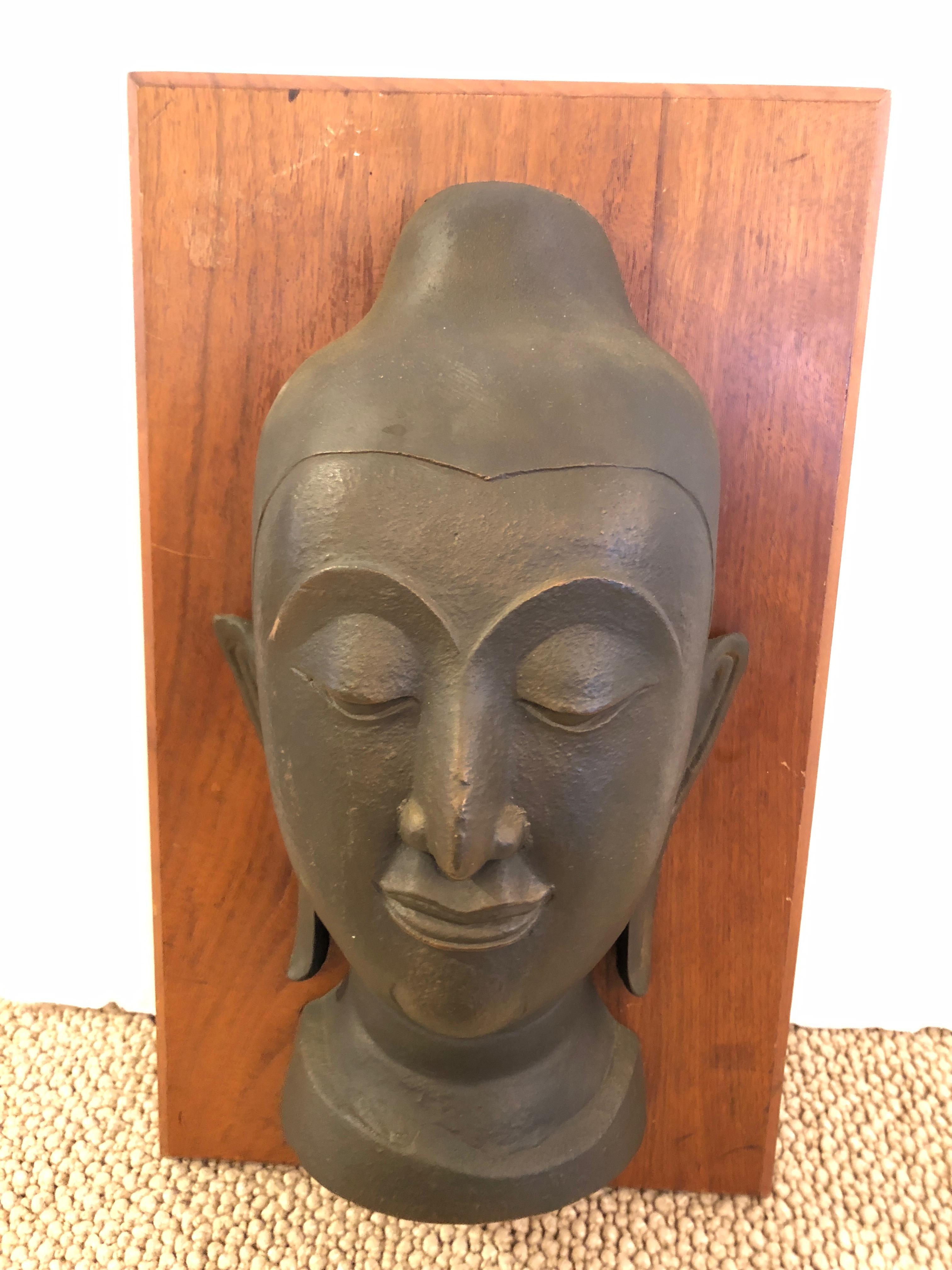 Auffällige Bronzebüste eines Buddha auf Walnussholzplakette im Zustand „Hervorragend“ im Angebot in Hopewell, NJ