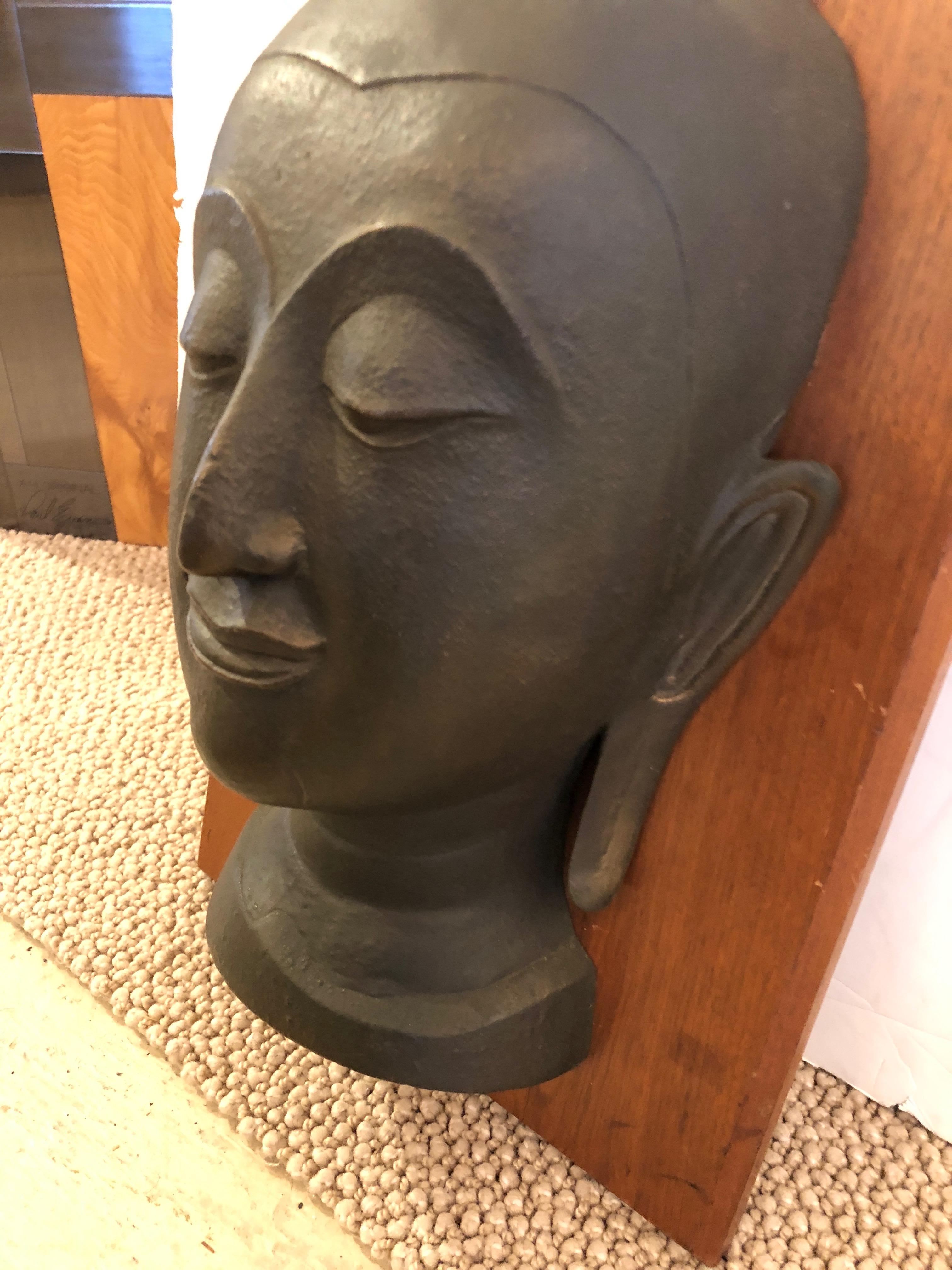 Auffällige Bronzebüste eines Buddha auf Walnussholzplakette im Angebot 1