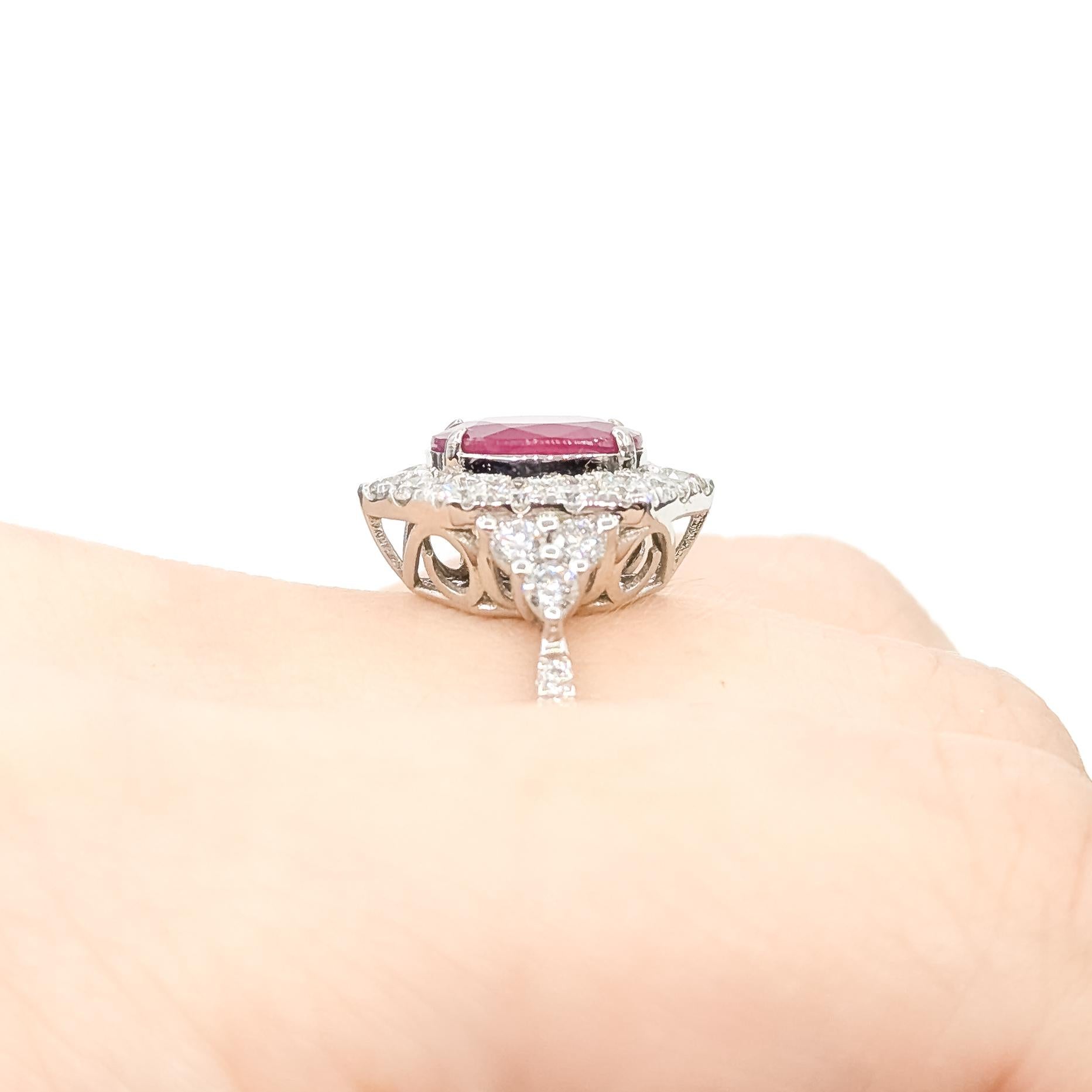 Donna Anello con rubino di Birmania e diamanti a raggiera in platino in vendita