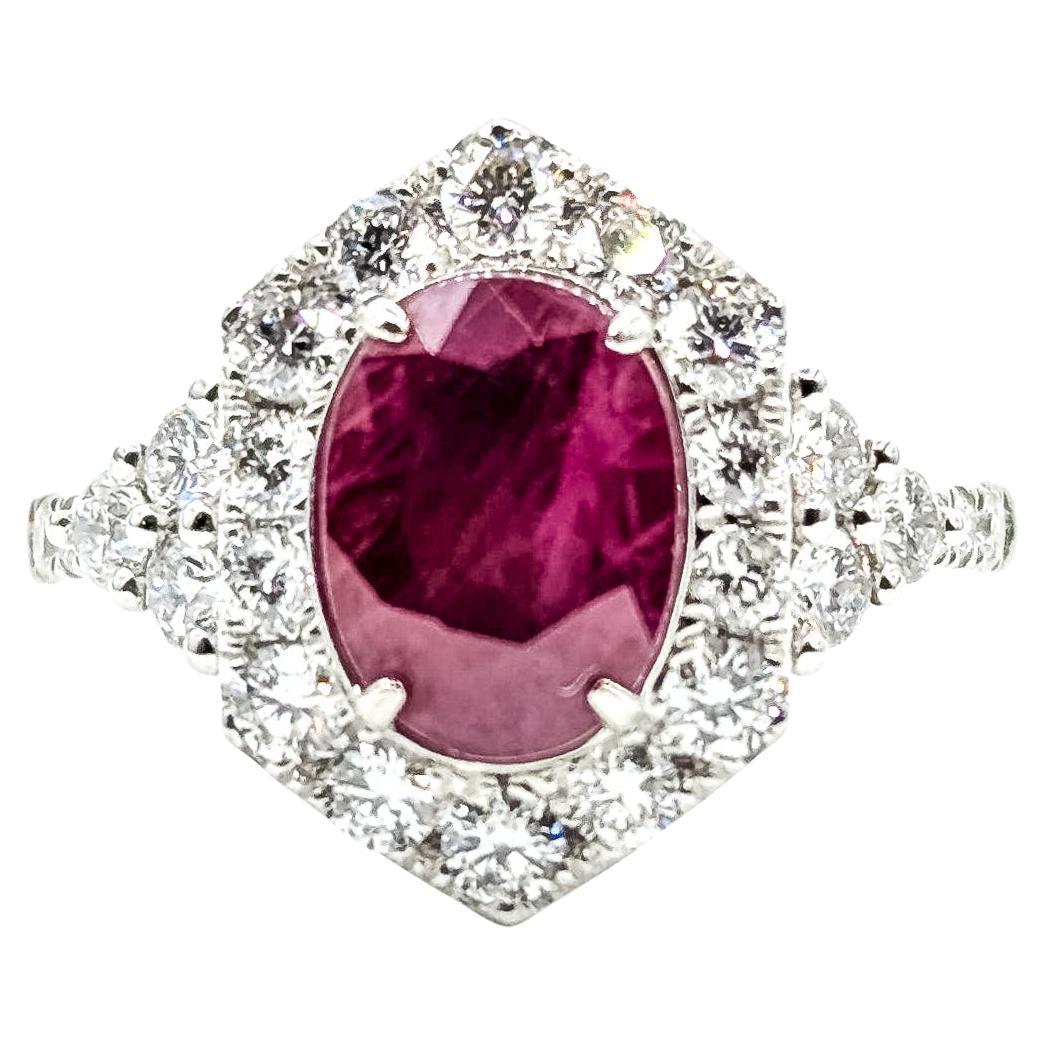 Anello con rubino di Birmania e diamanti a raggiera in platino