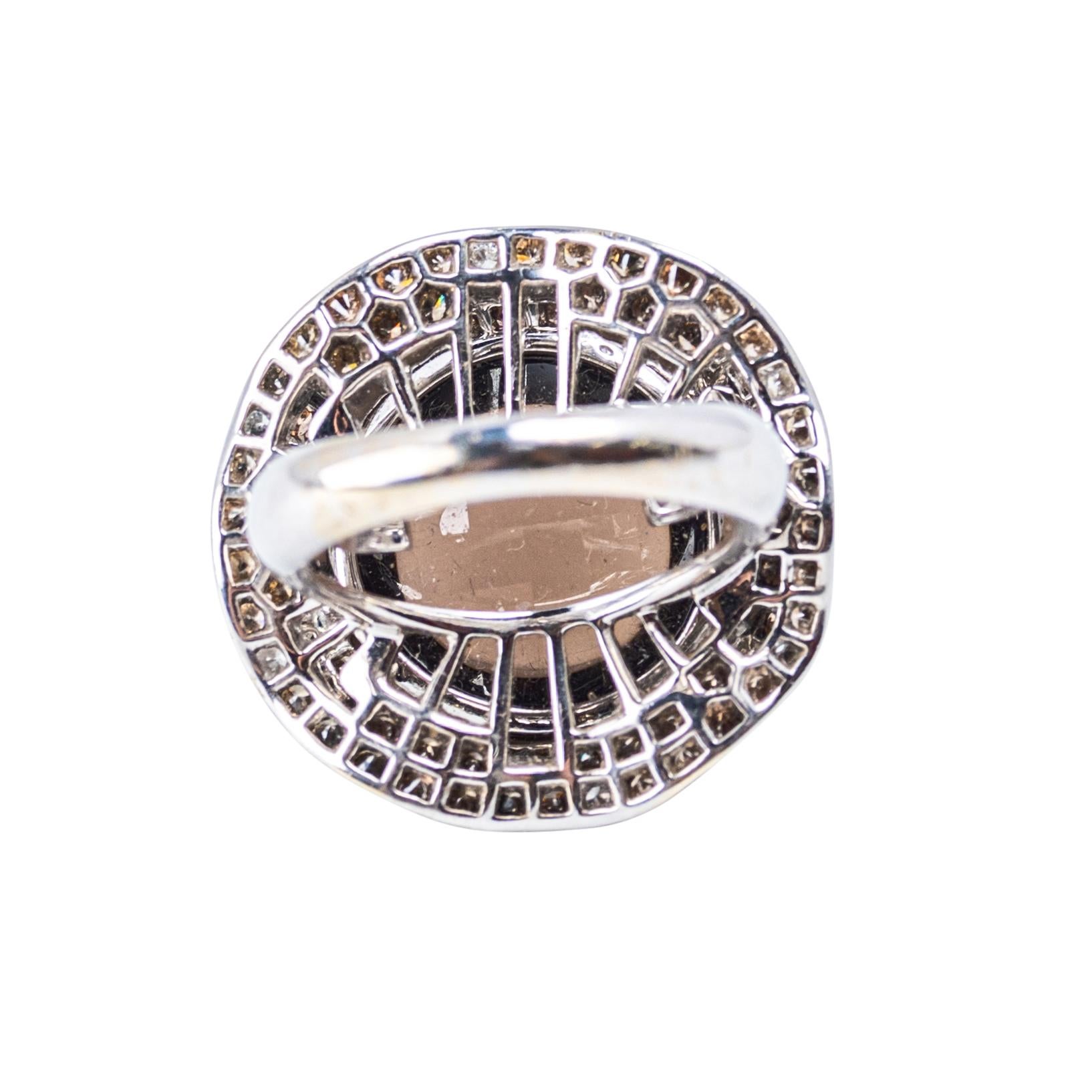 Auffälliger Cabochon-Ring aus schwarzem Quarz und Diamant in 18 Karat Weißgold (Rundschliff) im Angebot