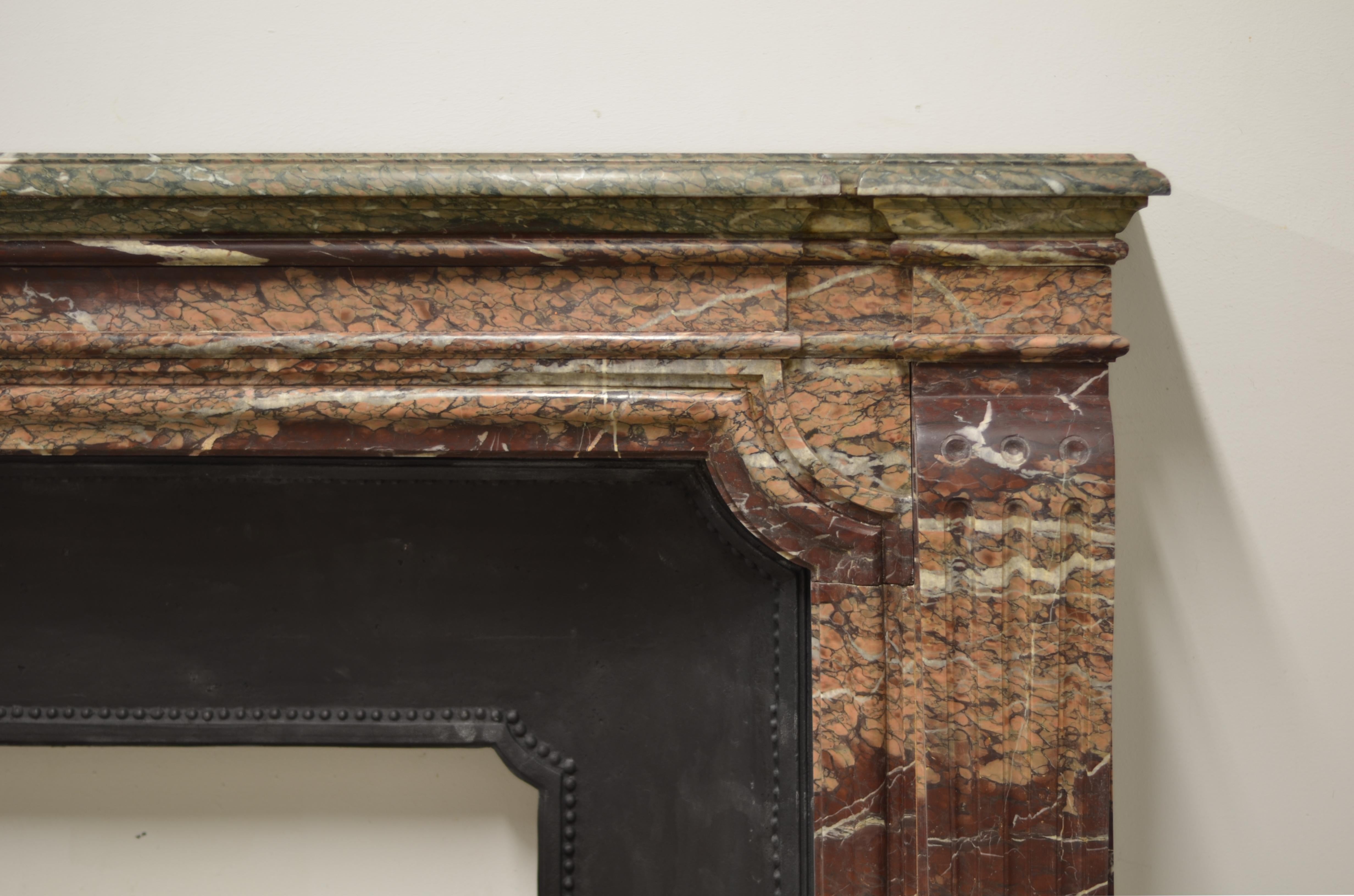 Striking Campan Marble Louis XVI FIreplace Mantel In Good Condition In Haarlem, Noord-Holland