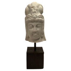 Splendido busto in marmo intagliato di Quan Yin su supporto personalizzato