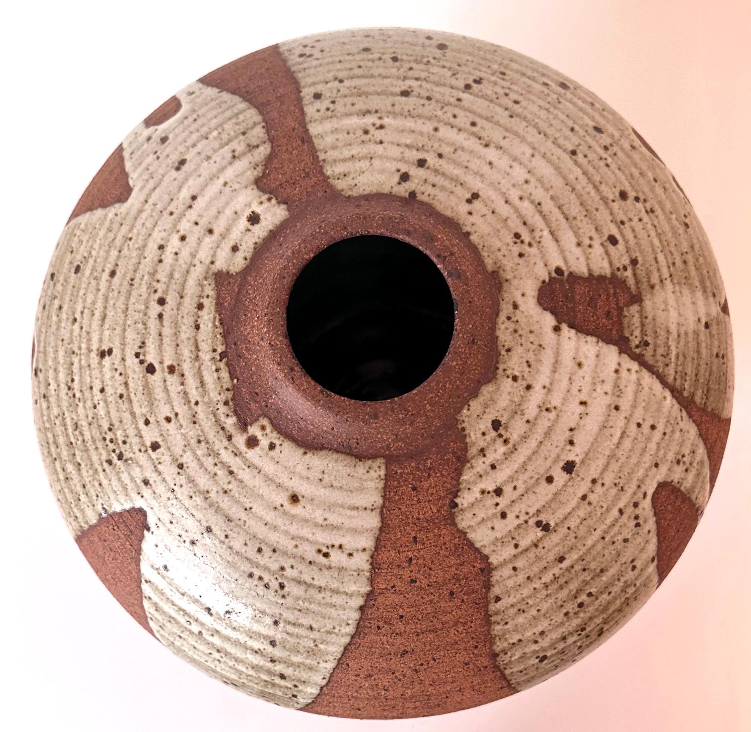 Auffällige Keramikvase mit schwebender Glasur von Vivika und Otto Heino (Ende des 20. Jahrhunderts) im Angebot