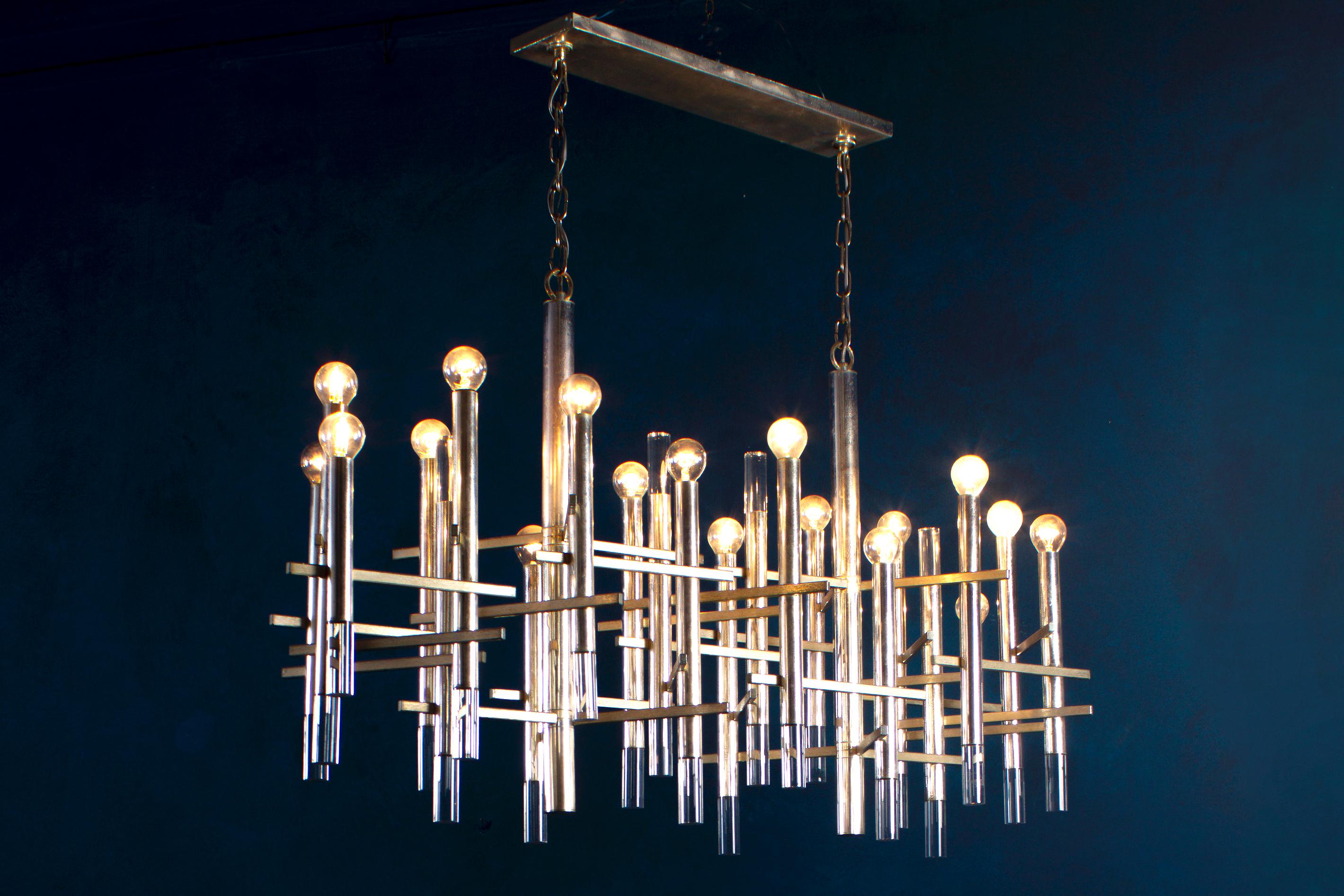 An impressive chrome and nickel brushed Sciolari chandeliers, belonging to the series inspired by a trip of Gaetano Sciolari in New York.
The chandelier is composed of 18 tubes that radiate a striking light.
Structure is made of chromed brass