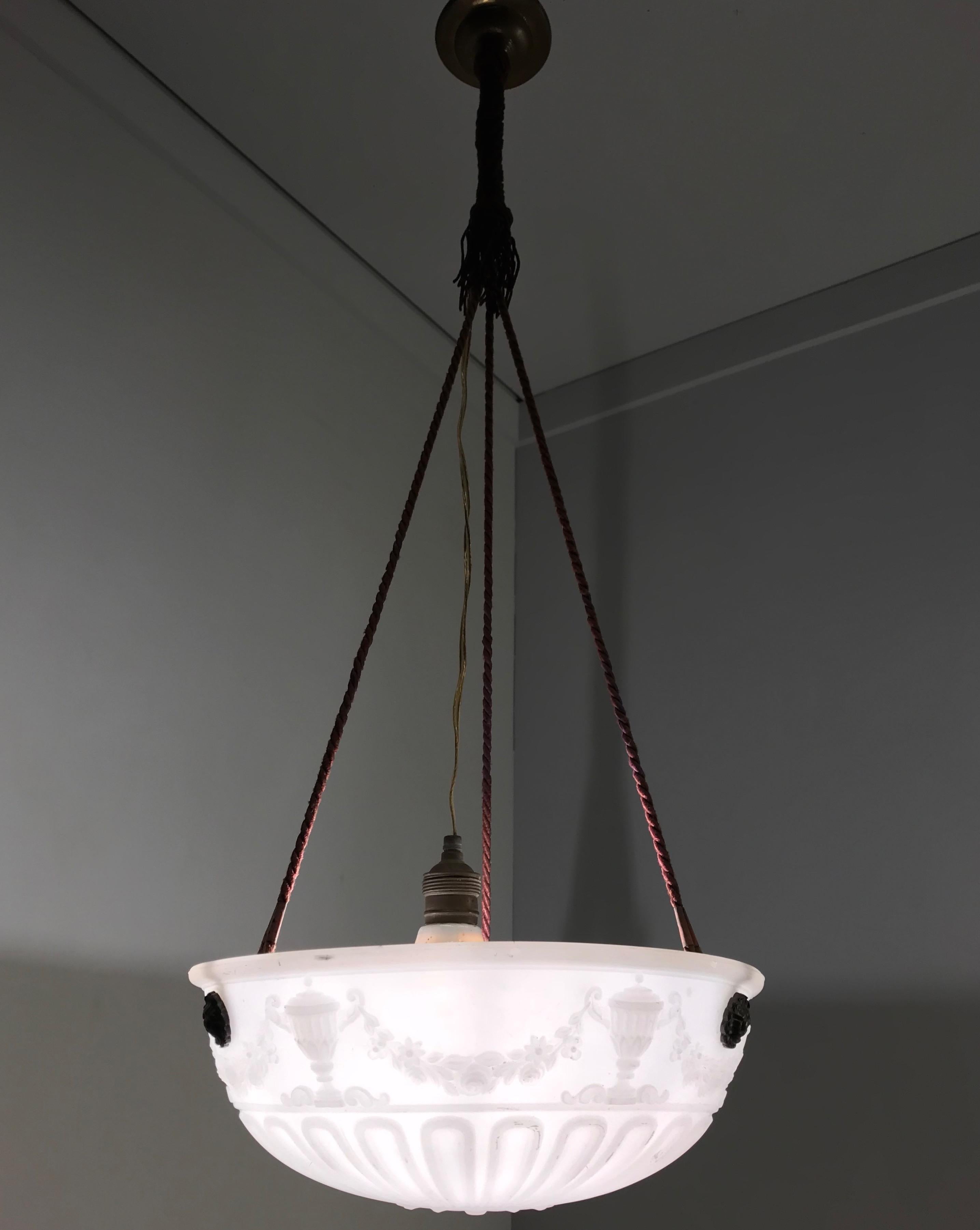 Remarquable luminaire en verre pressé au design classique avec pendentif / luminaire d'origine en corde en vente 10