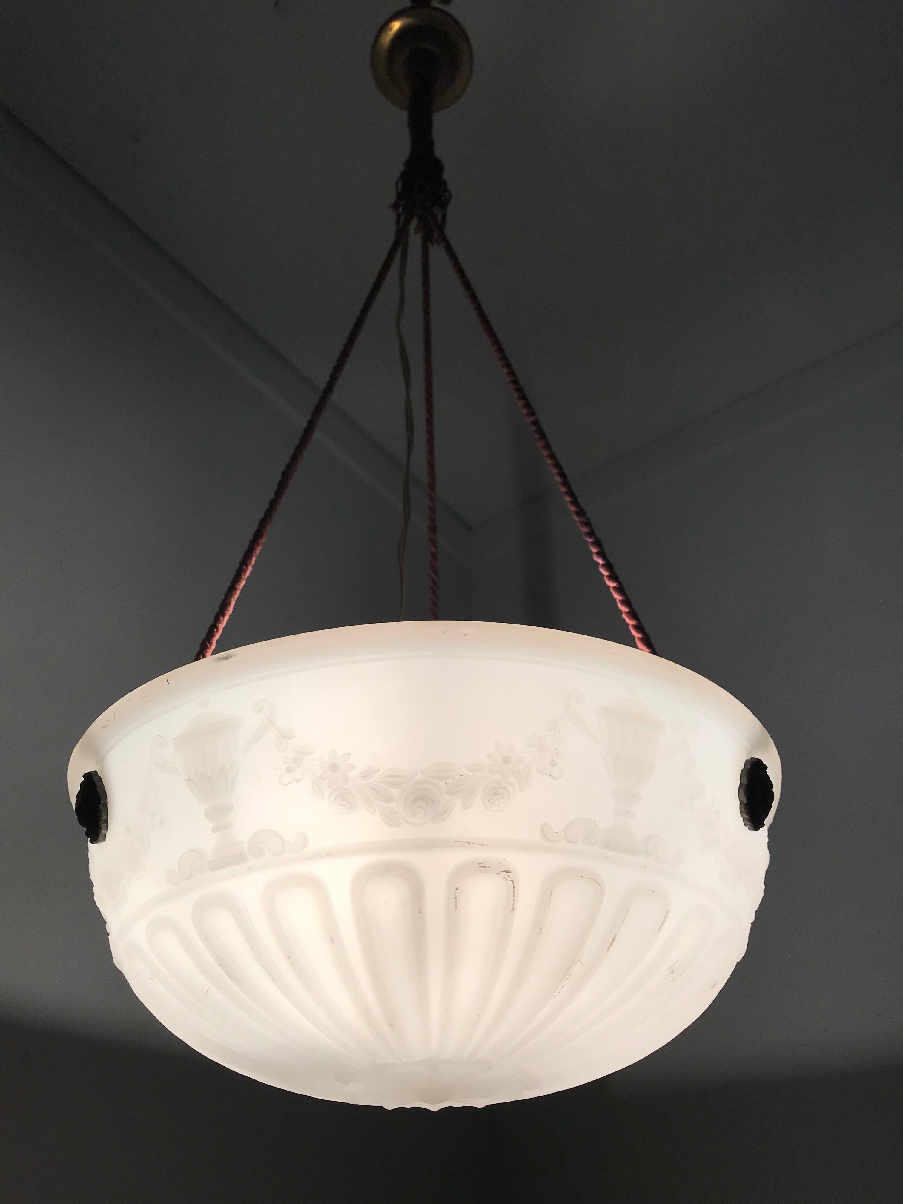 Néoclassique Remarquable luminaire en verre pressé au design classique avec pendentif / luminaire d'origine en corde en vente