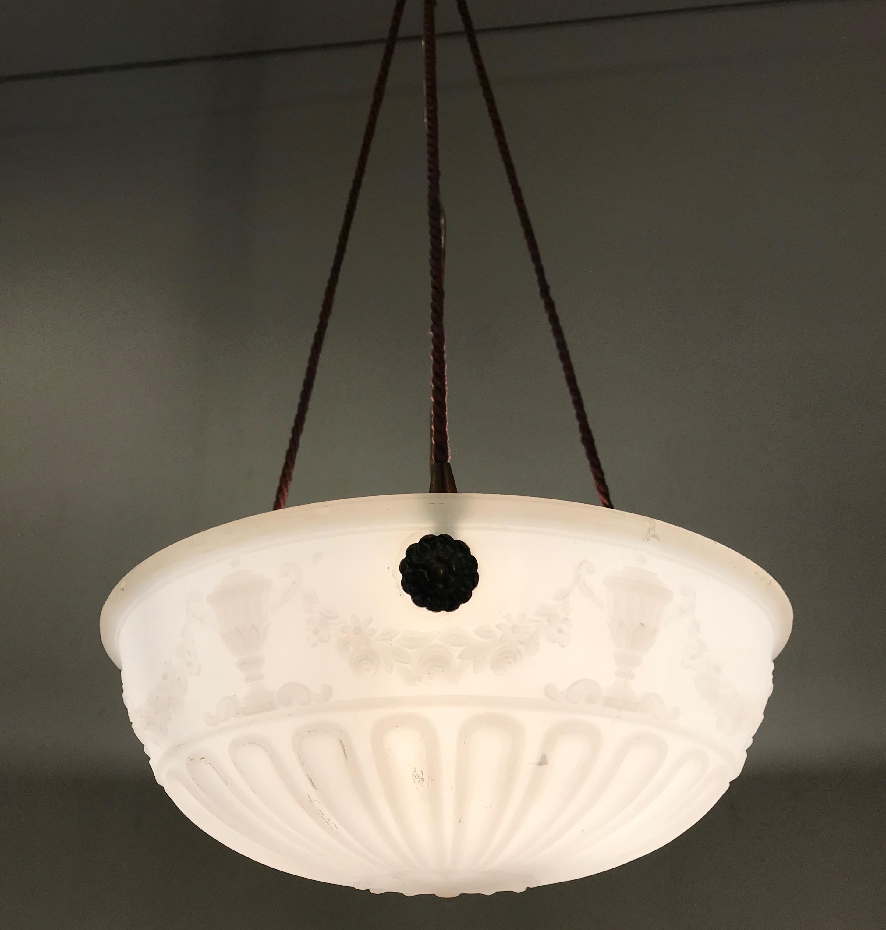 20ième siècle Remarquable luminaire en verre pressé au design classique avec pendentif / luminaire d'origine en corde en vente