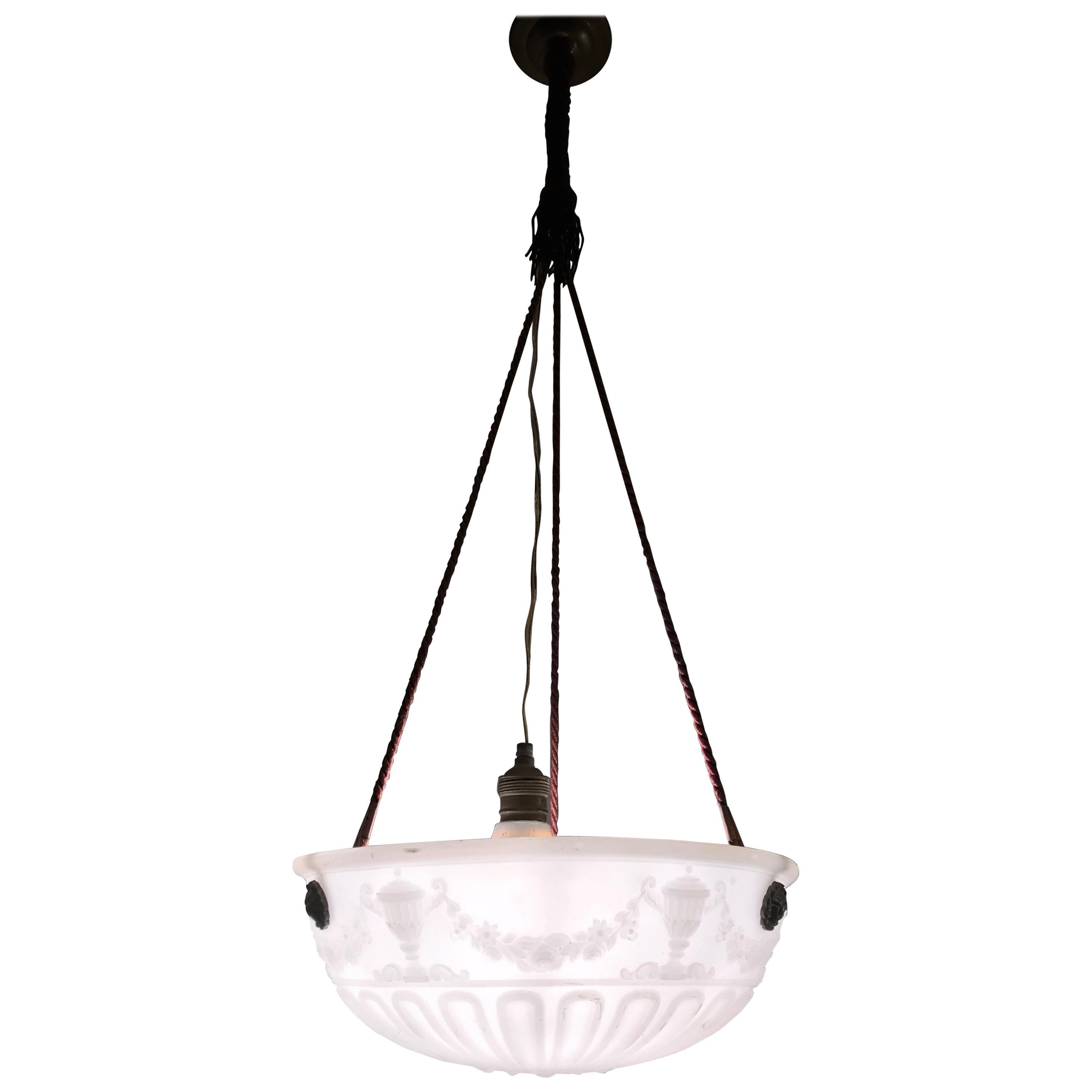 Remarquable luminaire en verre pressé au design classique avec pendentif / luminaire d'origine en corde en vente