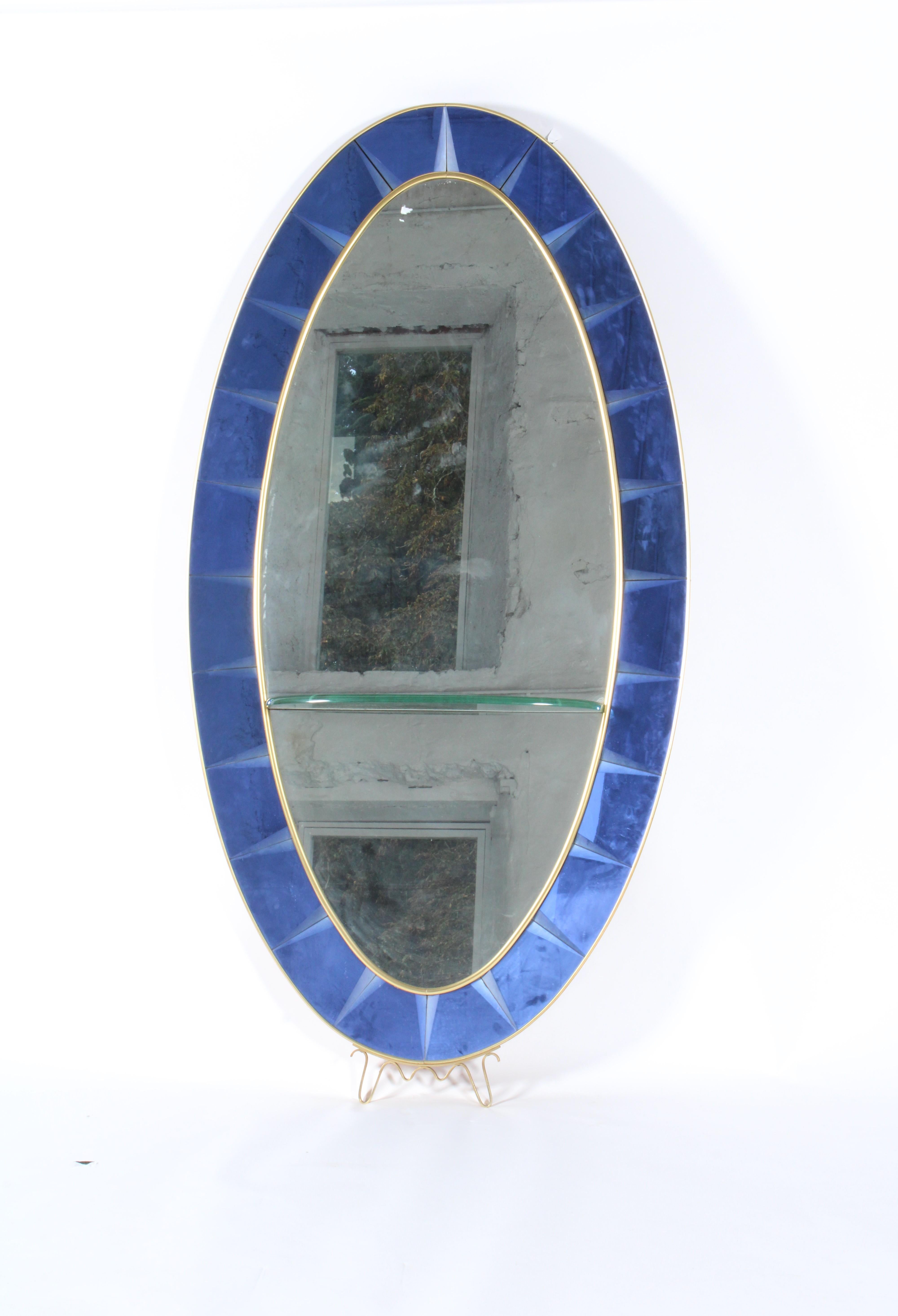  La quintessence du style italien du milieu du siècle et de la sophistication, nous sommes ravis de présenter à la vente ce miroir exceptionnel de Cristal Arte de Turin. Ce modèle provient directement d'une collection privée de Turin, en Italie. Il