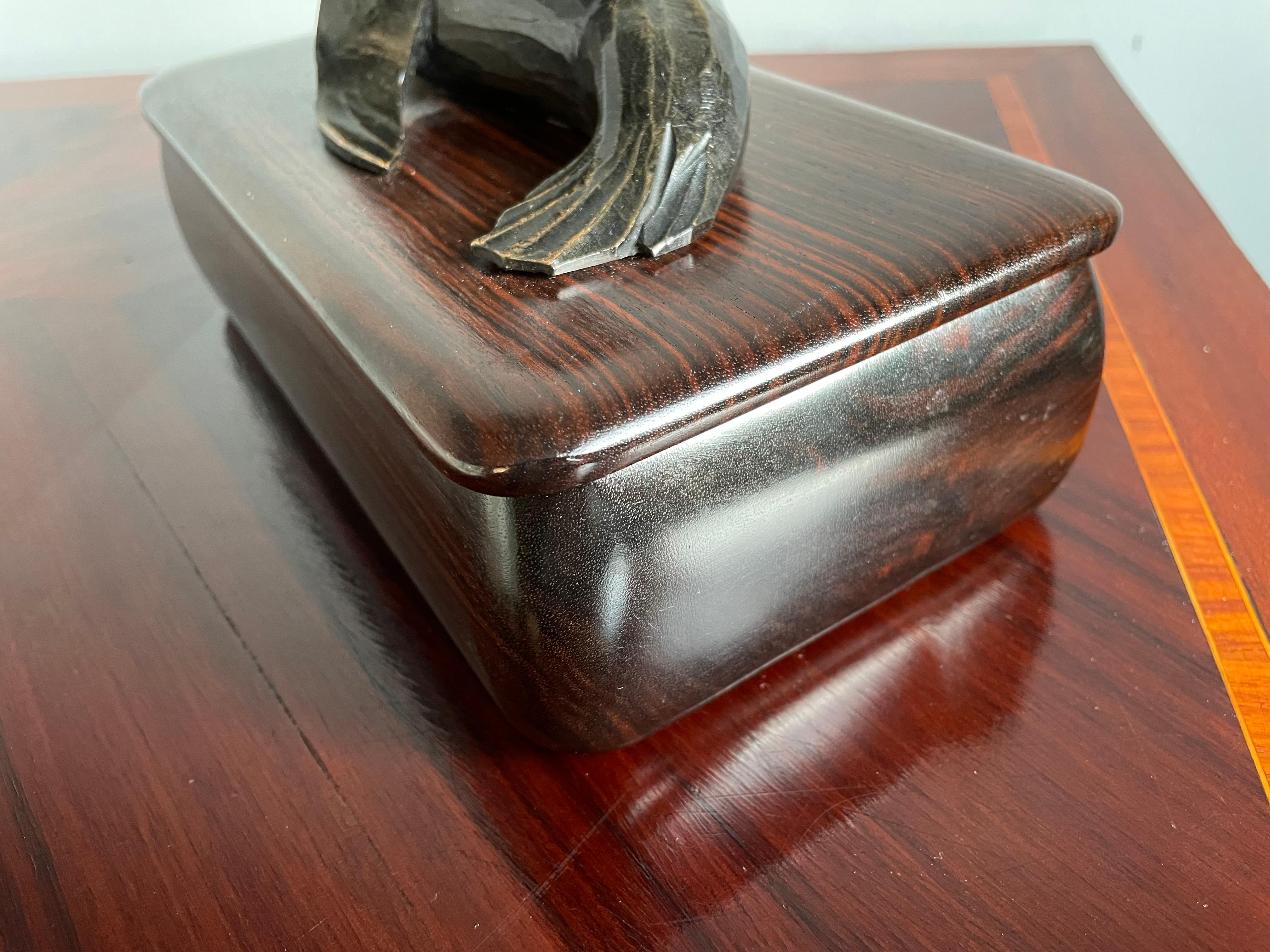 Superbe boîte en bois de Coromandel avec une sculpture d'otarie ébénisée sculptée à la main 1920 4